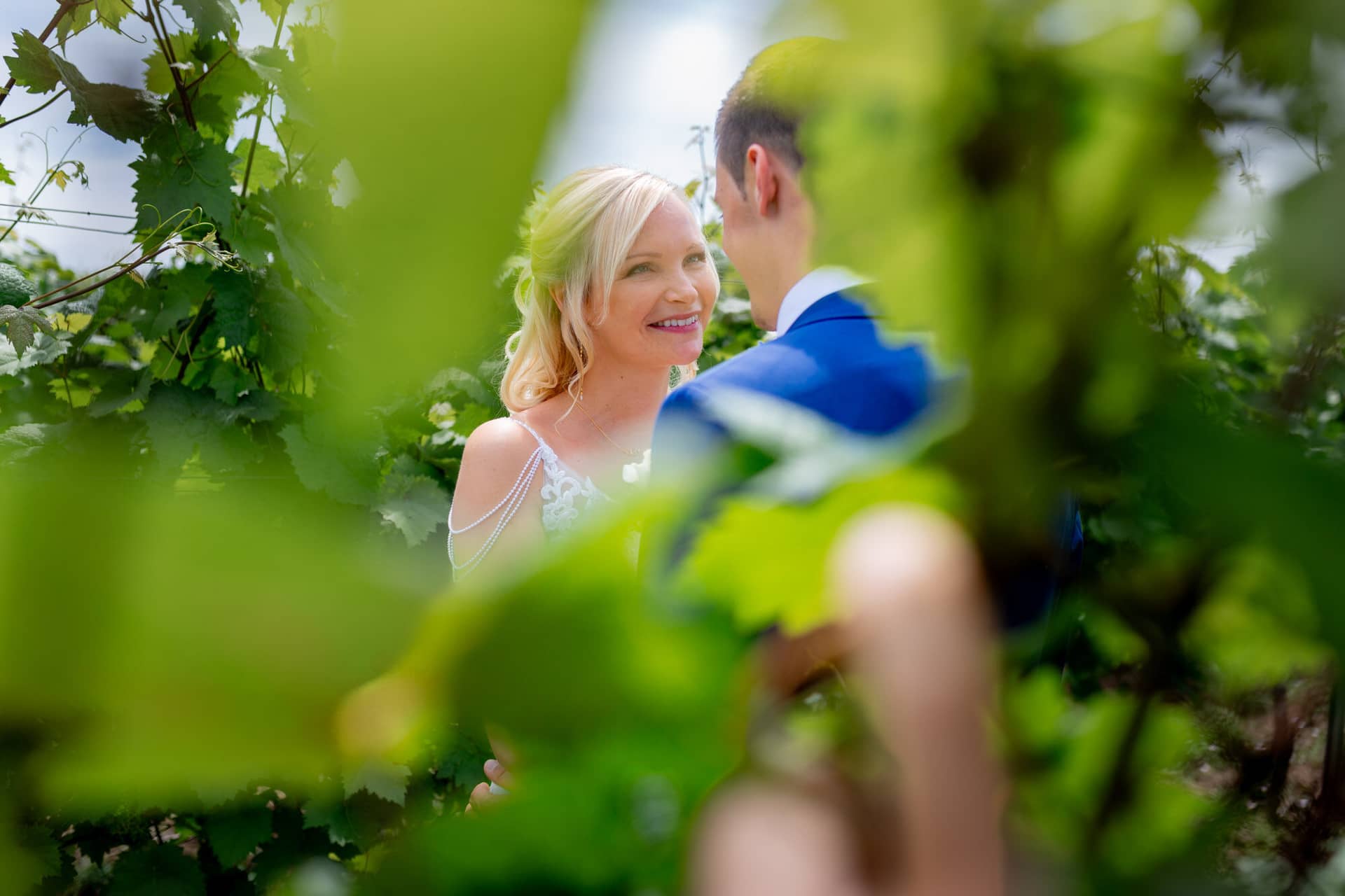 Liane Kevin Hochzeitsfotograf Schlosspavillon Kleinniedesheim Brautpaarshooting 01 Hochzeitsfotografie Braut Und Braeutigam Im Weinberg.MqDalXVG Brautpaar Liane und Kevin im Weinberg bei Bad Dürkheim – Brautpaarshooting nach der Trauung