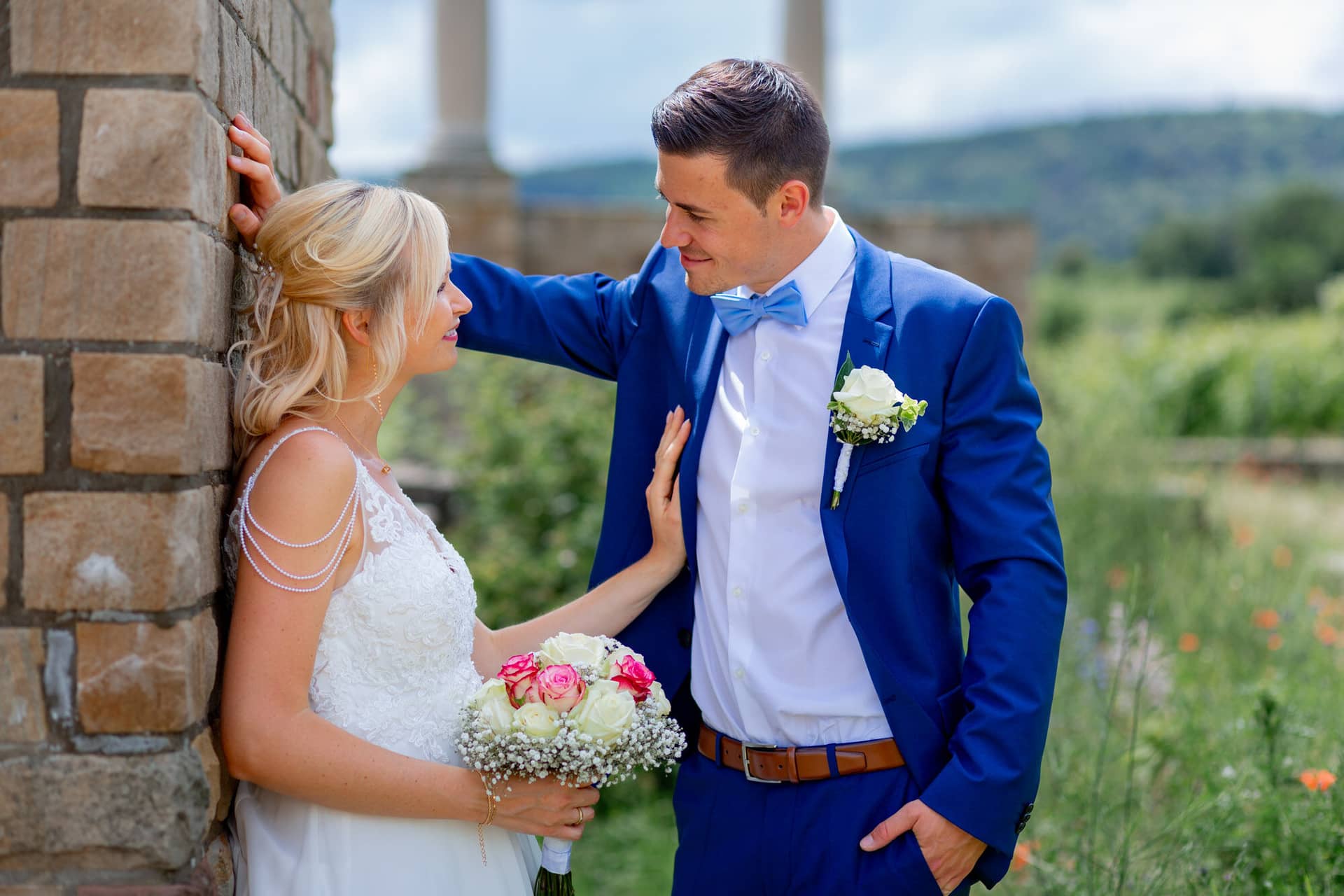 Liane Kevin Hochzeitsfotograf Schlosspavillon Kleinniedesheim Brautpaarshooting 04 Hochzeitsfotografie Ehepaar In Einem Park Vor.BoIbE Ao Liane und Kevin vor einer alten Steinmauer – Brautpaarshooting in der Pfalz