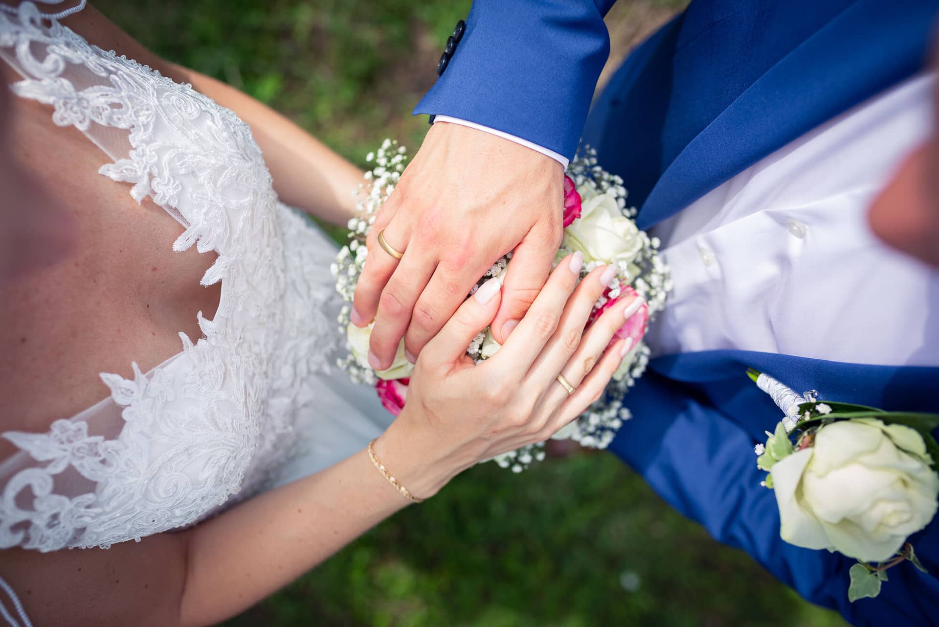 Liane Kevin Hochzeitsfotograf Schlosspavillon Kleinniedesheim Brautpaarshooting 05 Hochzeitliche Paar Beim Ringtausch.BgNPl4 Brautpaar Liane und Kevin beim Ringtausch – Detail beim Brautpaarshooting