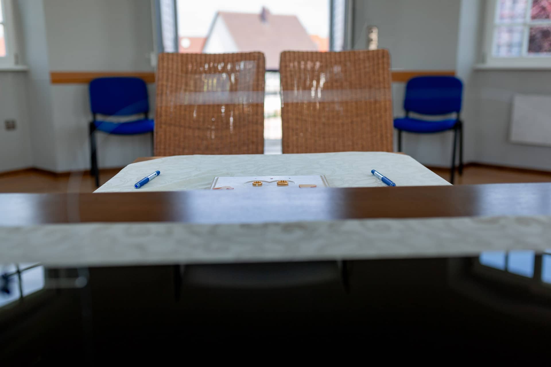 Liane Kevin Hochzeitsfotograf Schlosspavillon Kleinniedesheim Location 03 Dies Ist Ein Hochzeitsfoto.DoW 5p3T Festlich eingerichteter Trausaal im Schlosspavillon Kleinniedesheim mit Stühlen und Blumenschmuck