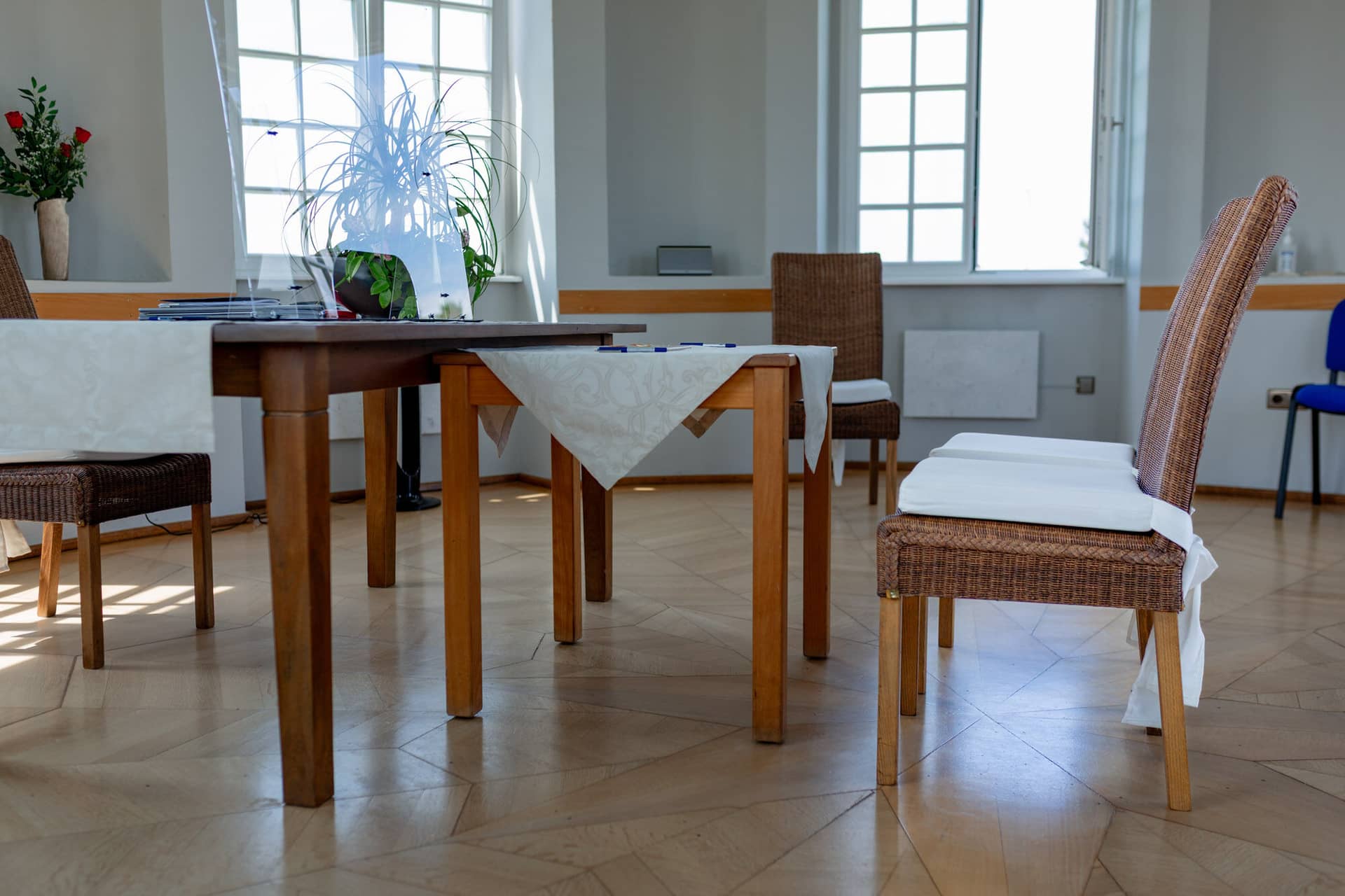 Liane Kevin Hochzeitsfotograf Schlosspavillon Kleinniedesheim Location 04 Ehemals Saal Fuer Hochzeitsfeiern Jetzt Als.D Pu2Ivw Trausaal im Schlosspavillon Kleinniedesheim, elegante Einrichtung für die Zeremonie