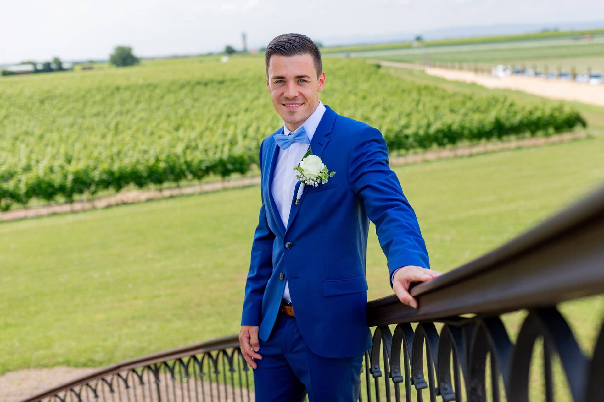 Liane Kevin Hochzeitsfotograf Schlosspavillon Kleinniedesheim Trauung 01 Es Ist Ein Hochzeitsfoto Von Einem.0VO6VWMZ Bräutigam Kevin wartet vor dem Schlosspavillon Kleinniedesheim auf den Beginn der Trauung