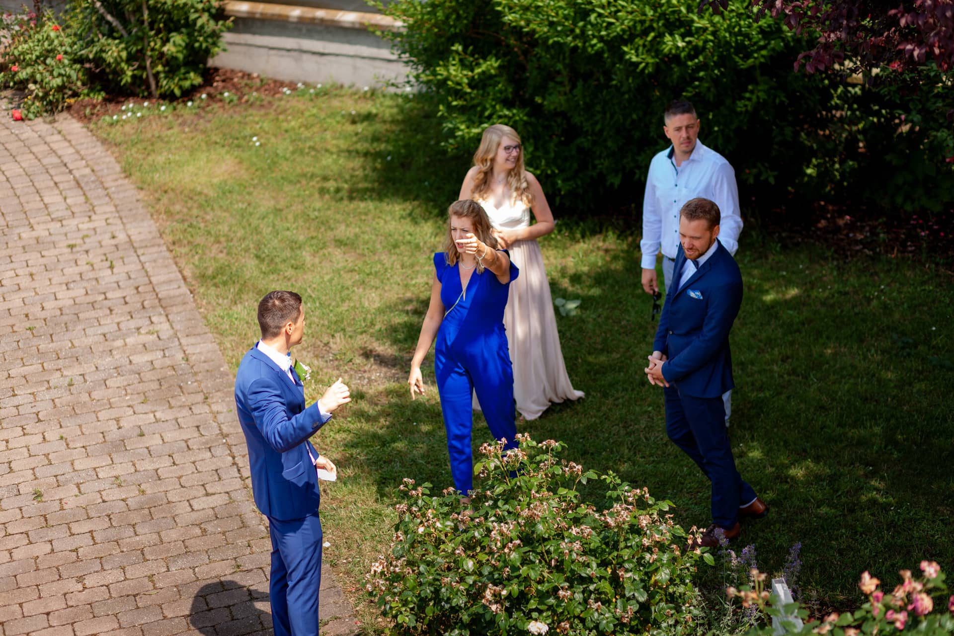 Liane Kevin Hochzeitsfotograf Schlosspavillon Kleinniedesheim Trauung 02 Hochzeitsszene Braeutigam Und Braut Stehen Unter. WRZcCYi Brautpaar Liane und Kevin beim Einzug zur Trauung im Schlosspavillon Kleinniedesheim