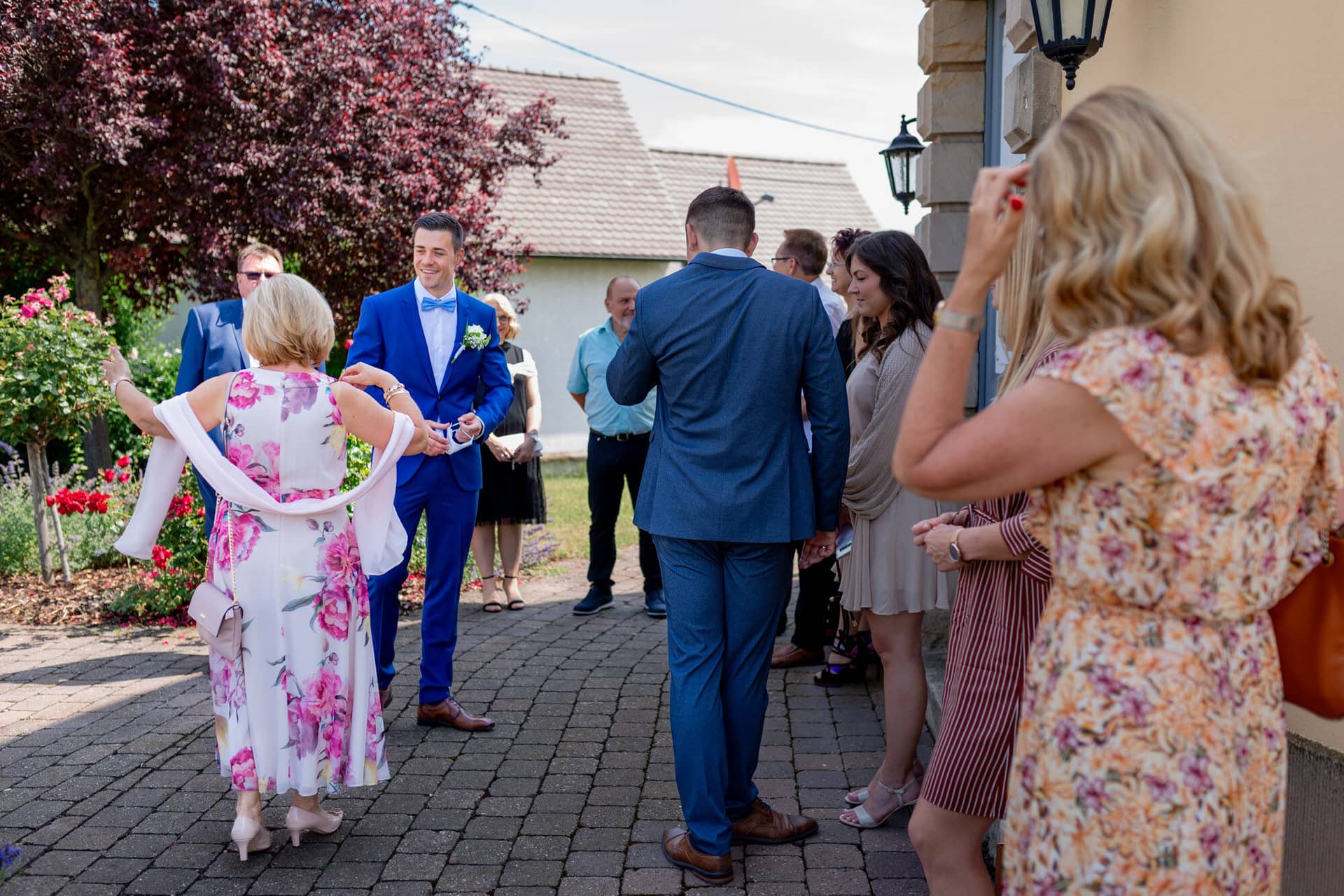 Liane Kevin Hochzeitsfotograf Schlosspavillon Kleinniedesheim Trauung 03 Hochzeitsfotograf Assistent Eine Eheleute Feiert Einen.ZKRVb YB Hochzeitsgesellschaft vor dem Schlosspavillon Kleinniedesheim