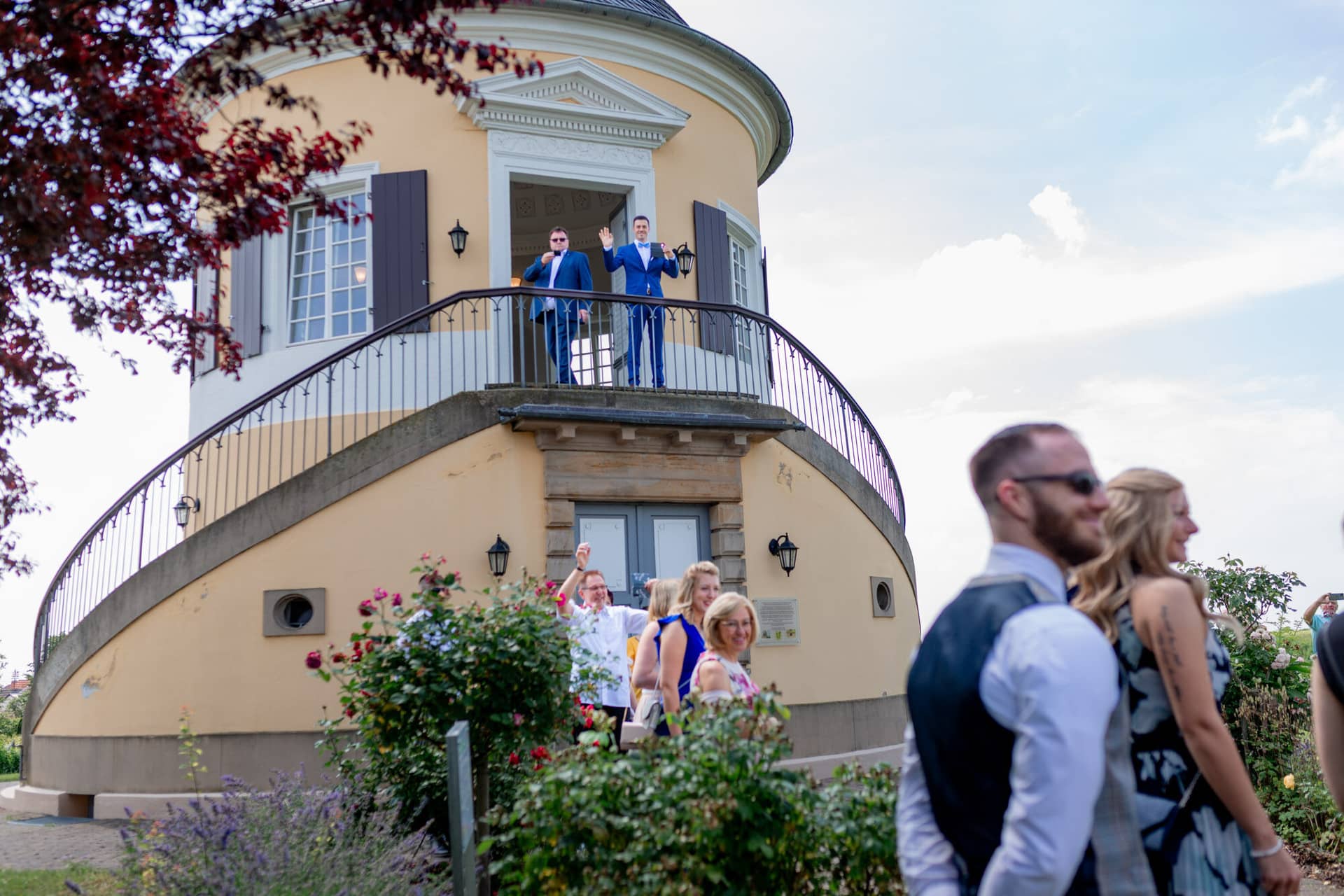 Liane Kevin Hochzeitsfotograf Schlosspavillon Kleinniedesheim Trauung 05 Hochzeit Auf Der Zwiebelhuette 2 Maenner.CjMshyzS Bräutigam und Trauzeugen auf der Veranda des Schlosspavillon Kleinniedesheim