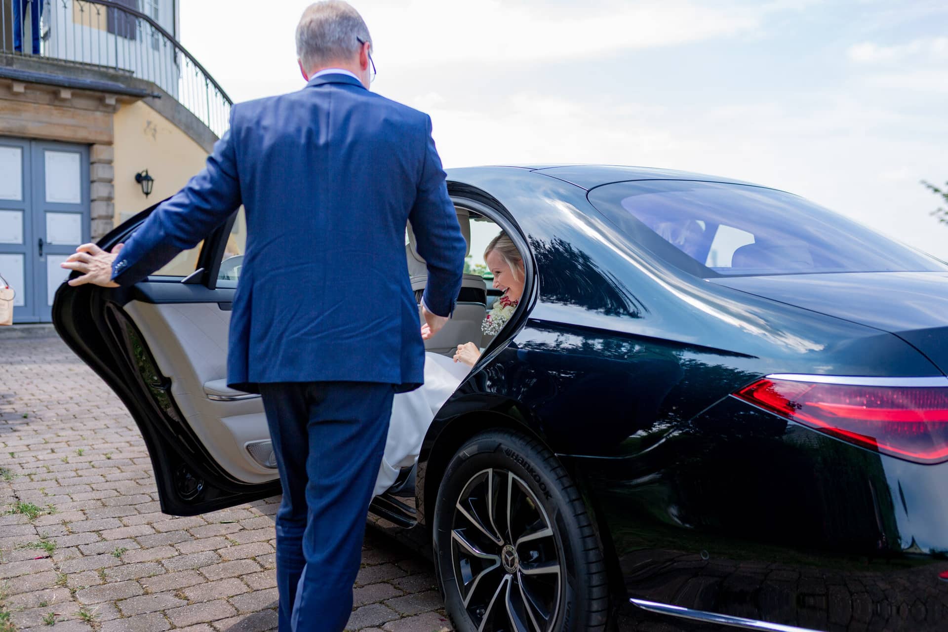 Liane Kevin Hochzeitsfotograf Schlosspavillon Kleinniedesheim Trauung 06 Ein Mann Und Eine Frau Stehen.TfhMX3tY Brautpaar Liane und Kevin am Hochzeitsauto vor dem Schlosspavillon Kleinniedesheim