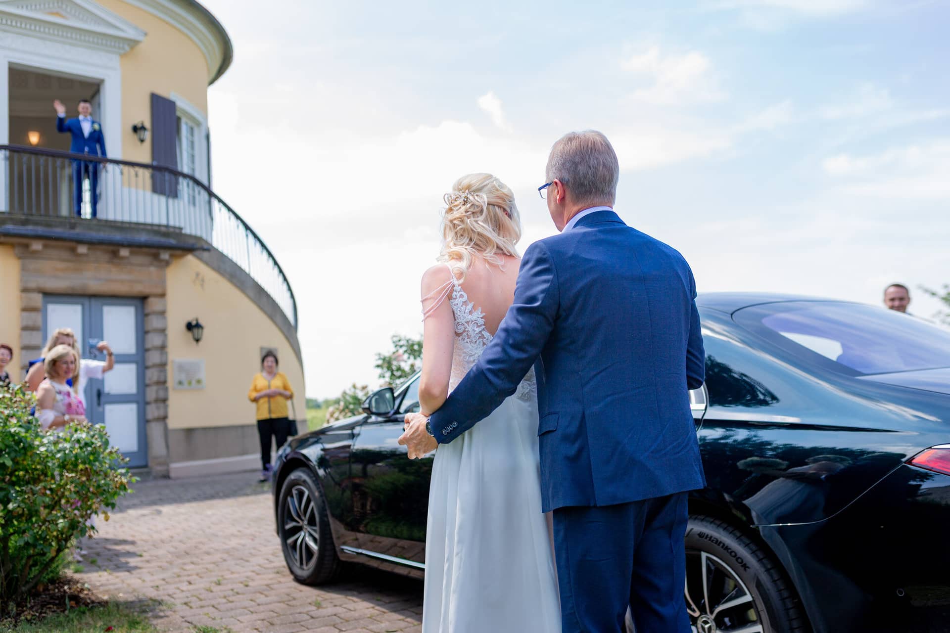 Liane Kevin Hochzeitsfotograf Schlosspavillon Kleinniedesheim Trauung 07 Hochzeitsfotograf Eine Glueckliche Ehepaar Feiert Auf.HelP GGg Brautpaar küsst sich nach der Trauung vor dem Schlosspavillon Kleinniedesheim