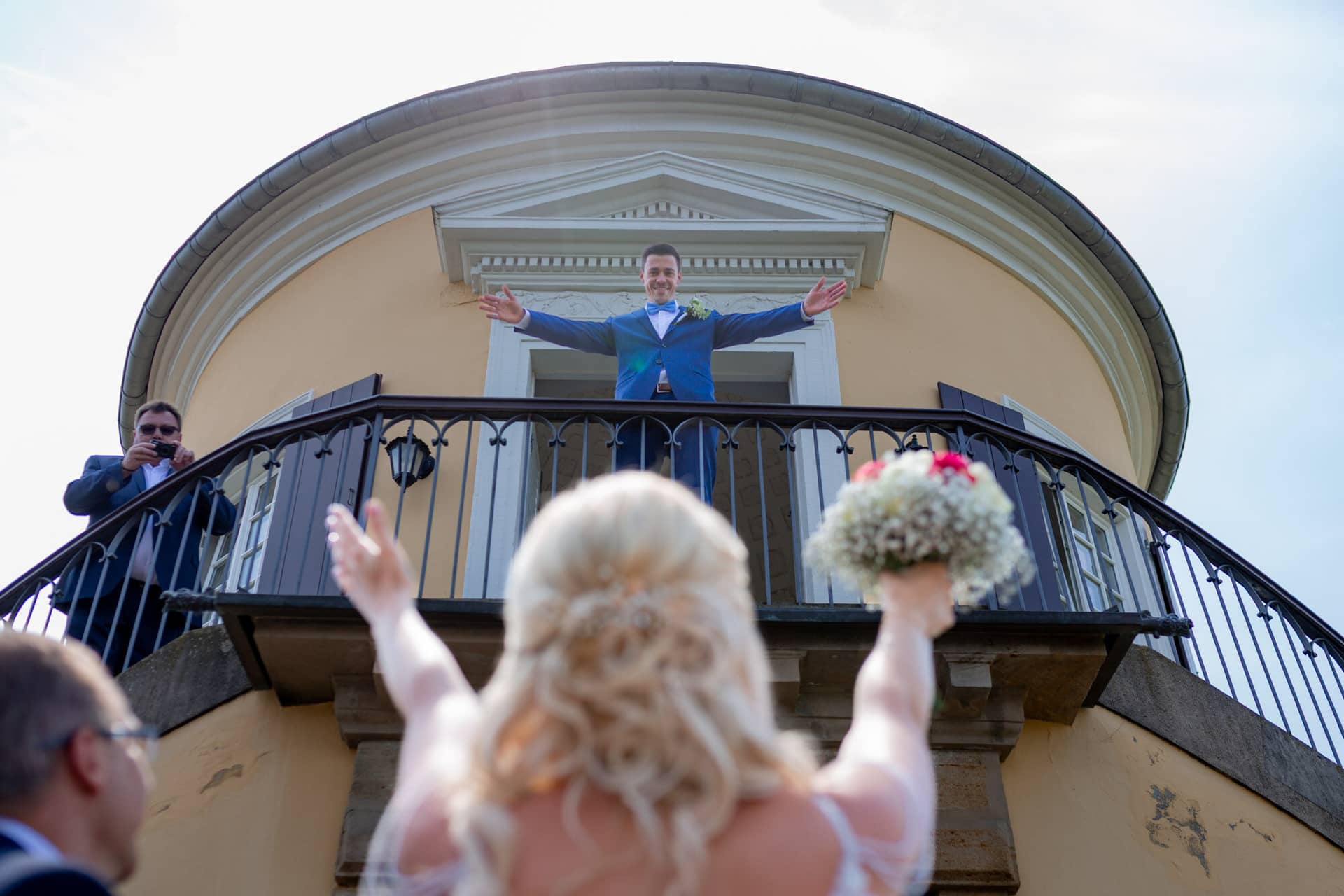 Liane Kevin Hochzeitsfotograf Schlosspavillon Kleinniedesheim Trauung 08 Hochzeitliche Eheleute Auf Dem Dachboden Eines.CzRp FBi Liane und Kevin nach der Trauung auf den Stufen des Schlosspavillon Kleinniedesheim