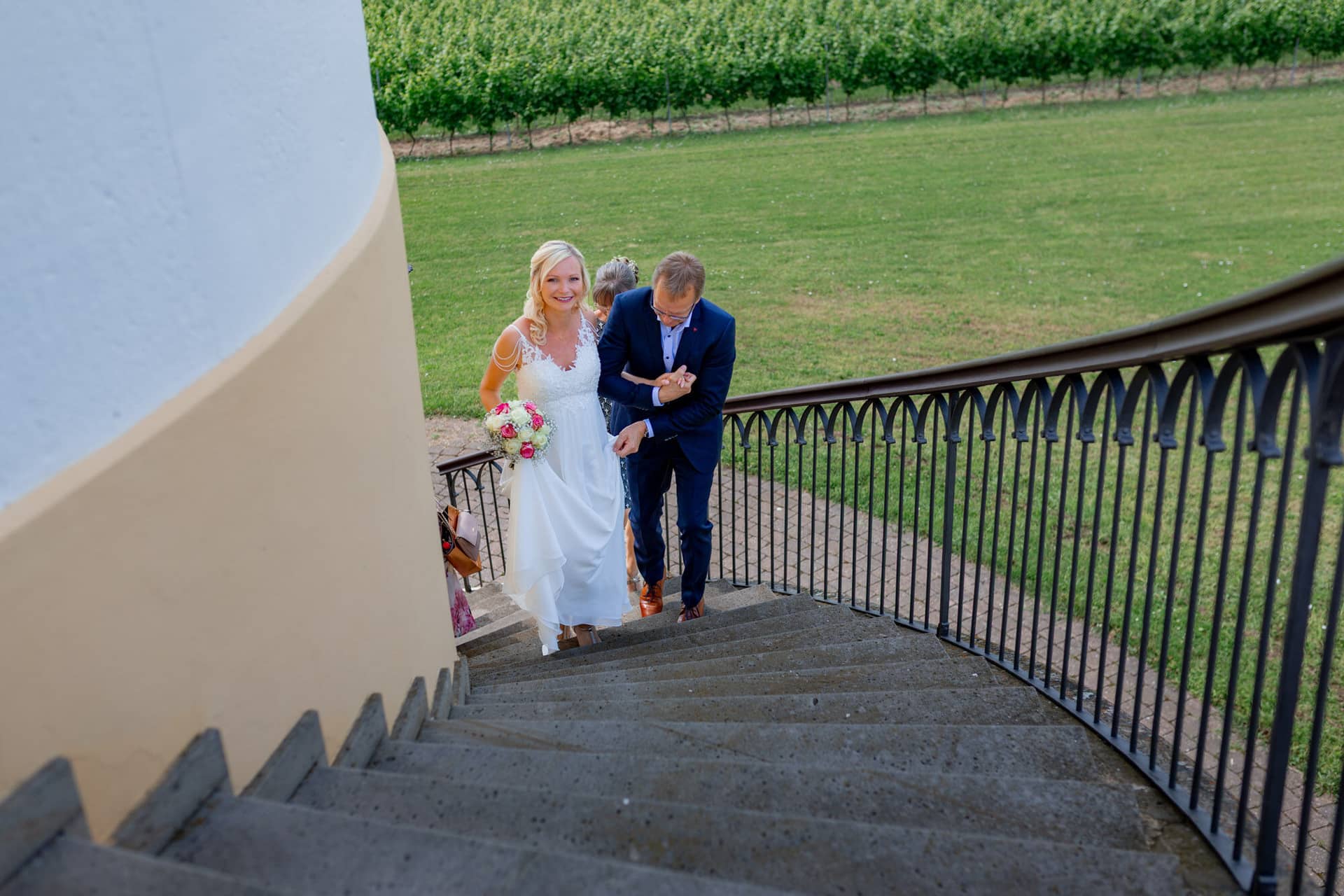 Liane Kevin Hochzeitsfotograf Schlosspavillon Kleinniedesheim Trauung 09 Hochzeitsfoto Zwei Juebliche Eheleute Auf Stiegen.BpL ItJD Brautpaar Liane und Kevin steigt die Treppe des Schlosspavillon Kleinniedesheim hinunter