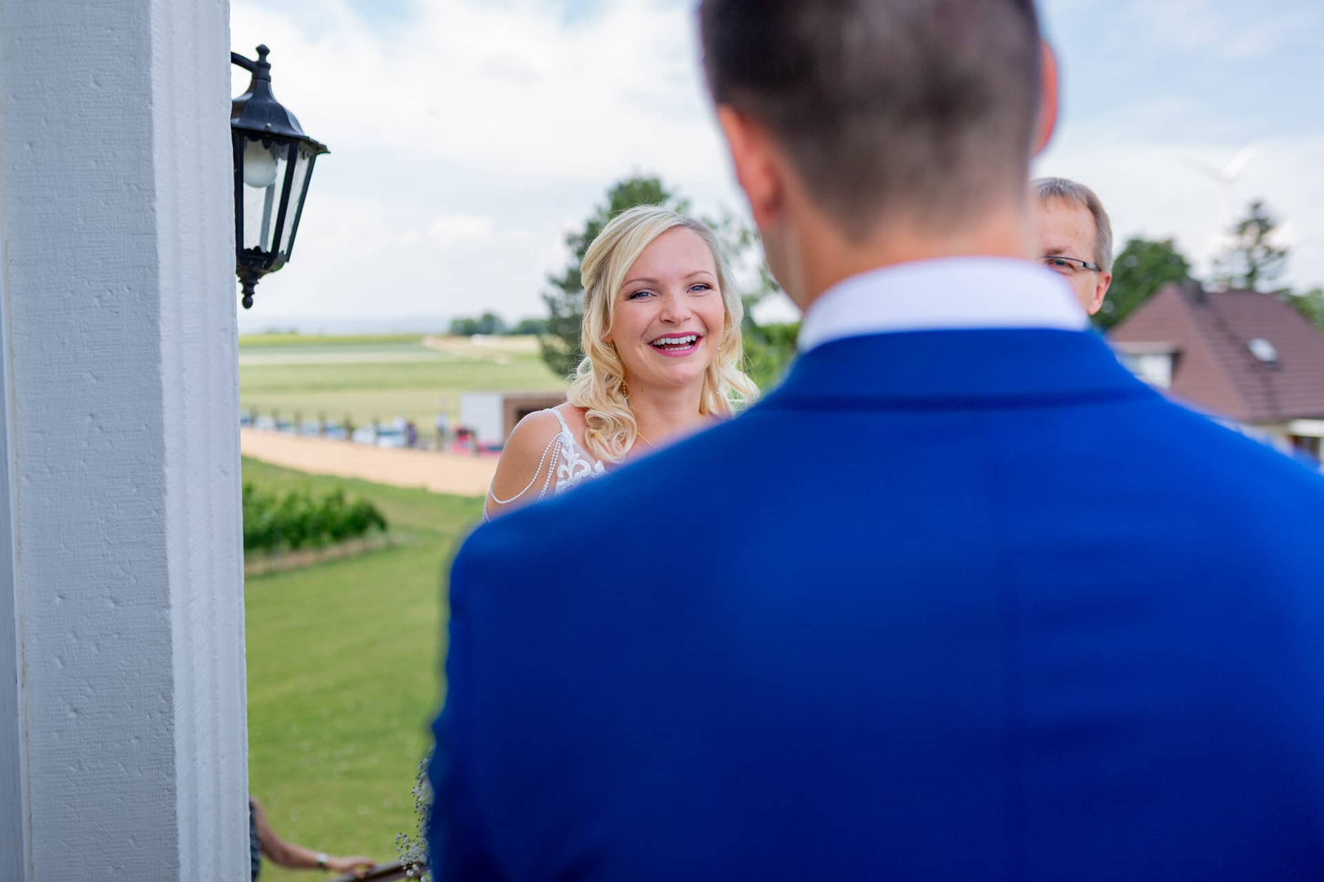 Liane Kevin Hochzeitsfotograf Schlosspavillon Kleinniedesheim Trauung 10 Hochzeitsfotograf Assistent Bei Der Trauung Hochzeitspaar. YdUjeZ1 Brautpaar im Garten des Schlosspavillon Kleinniedesheim nach der freien Trauung
