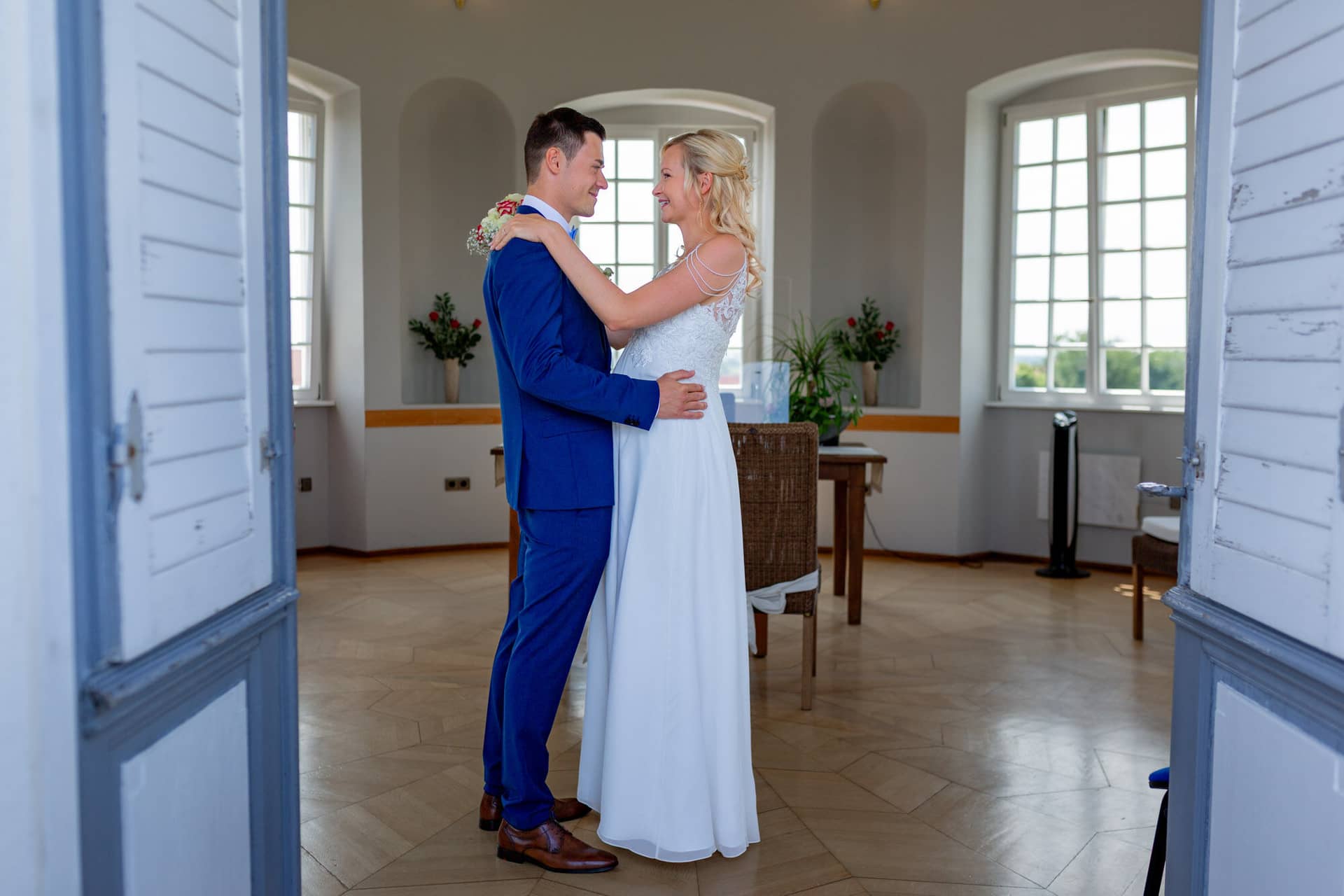 Liane Kevin Hochzeitsfotograf Schlosspavillon Kleinniedesheim Trauung 11 Hochzeitspaar In Einer Kirche Die Maennlichkeit.CgrUuZUV Liane und Kevin unter dem Torbogen im Schlosspavillon Kleinniedesheim – Hochzeitszeremonie