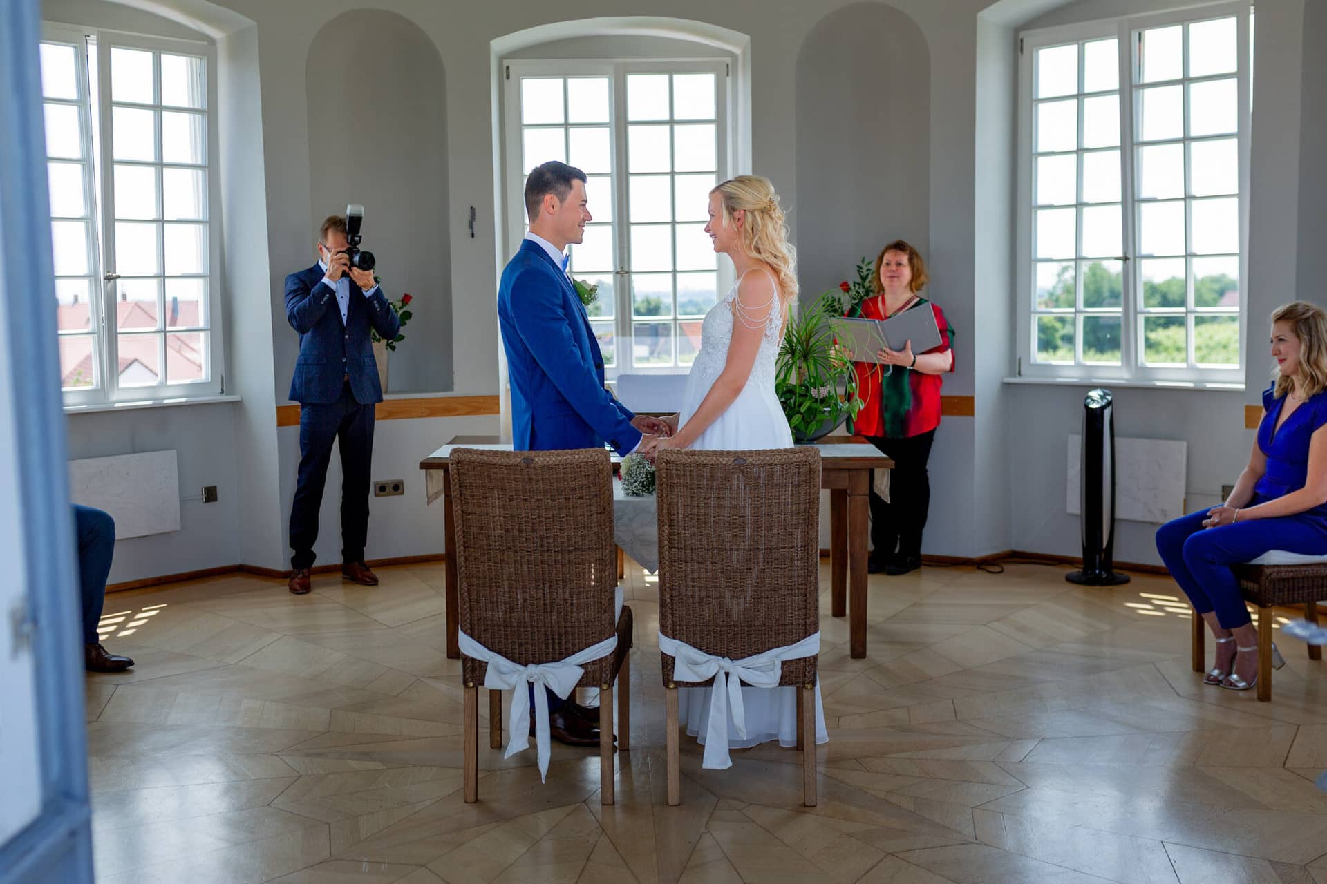 Liane Kevin Hochzeitsfotograf Schlosspavillon Kleinniedesheim Trauung 13 Hochzeitlicher Moment Zwei Junge Menschen Auf.BBZ23mTY Feierlicher Moment der freien Trauung von Liane und Kevin im Schlosspavillon Kleinniedesheim