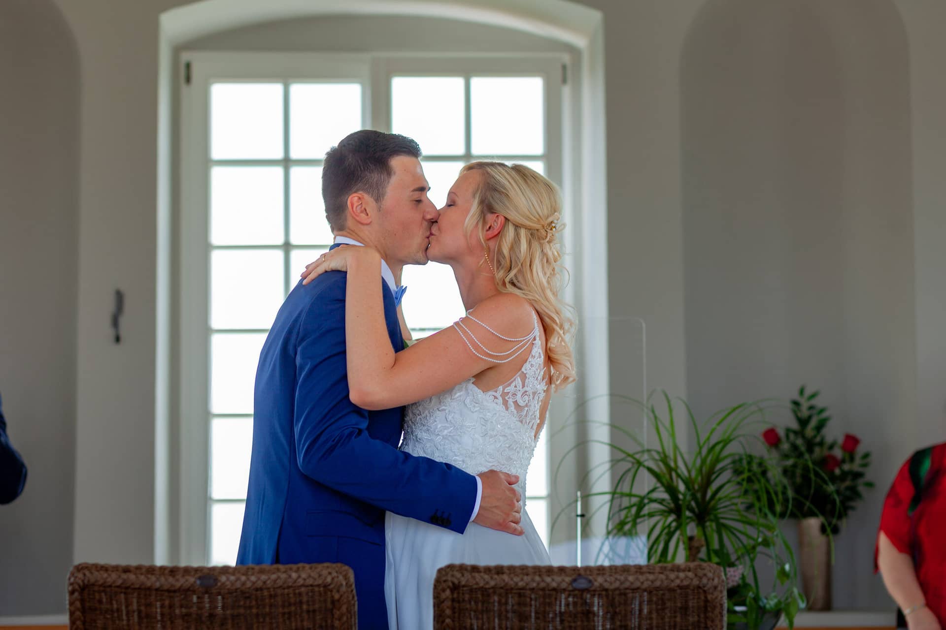 Liane Kevin Hochzeitsfotograf Schlosspavillon Kleinniedesheim Trauung 14 Hochzeitsfotografe Stehen Im Vordergrund Des Bildes.B0nMGUjY Erstes Küssen als Ehepaar – Liane und Kevin nach der Trauung im Schlosspavillon Kleinniedesheim