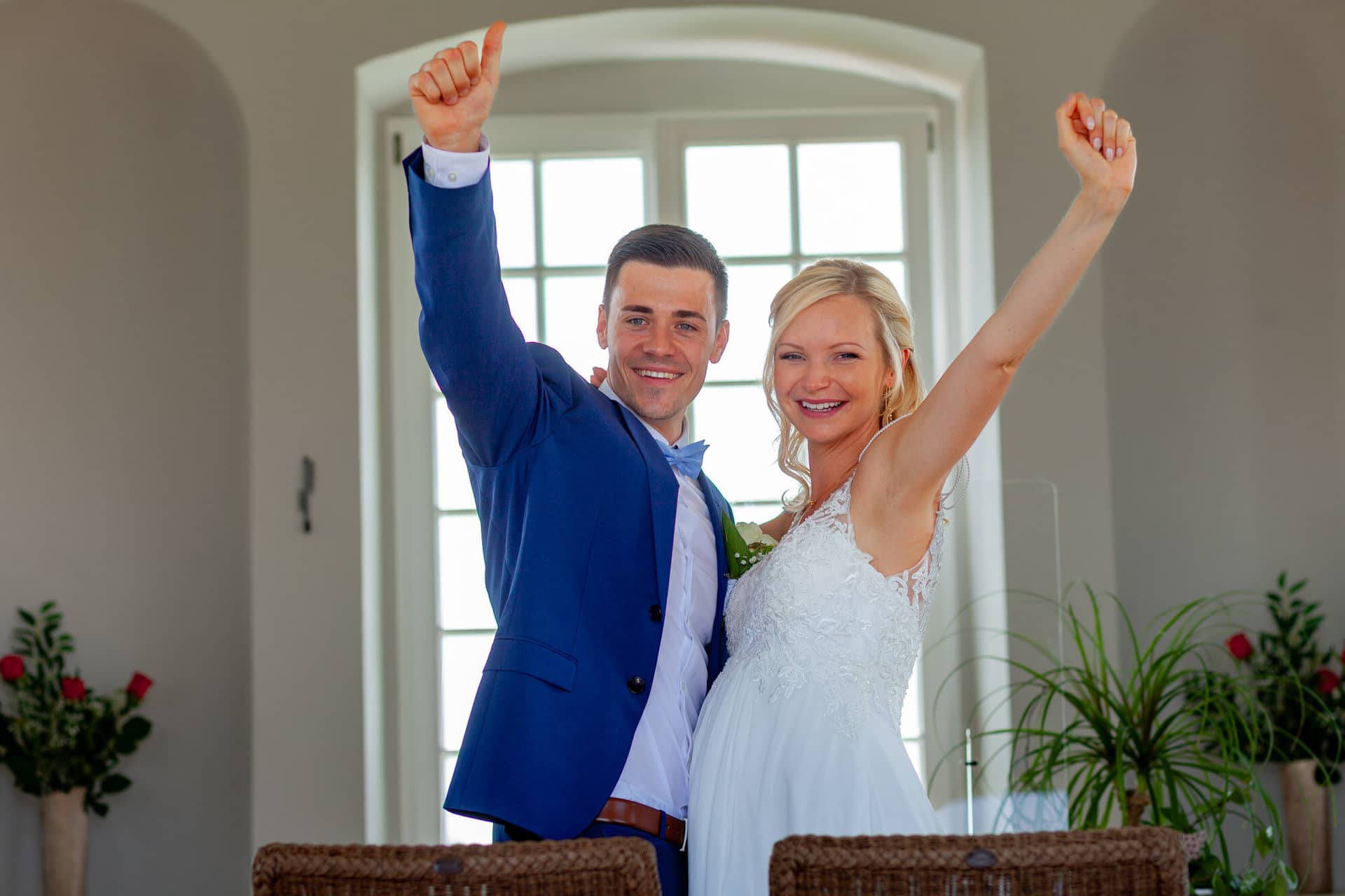 Liane Kevin Hochzeitsfotograf Schlosspavillon Kleinniedesheim Trauung 15 Hochzeitliche Paar Feiert Auf Dem Fluegel.Im8u6uOg Jubel und Applaus der Gäste nach der Trauung von Liane und Kevin