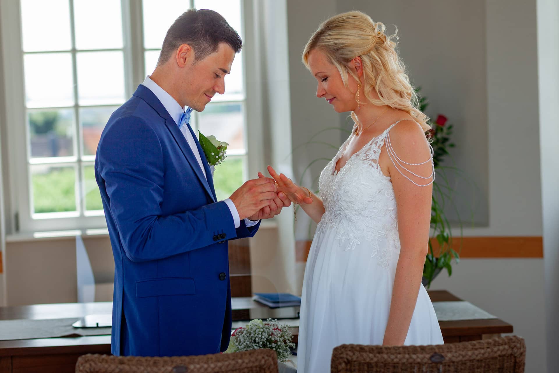 Liane Kevin Hochzeitsfotograf Schlosspavillon Kleinniedesheim Trauung 16 Hochzeitsfotografen Bei Einem Ringtausch.B97cO7TB Ringtausch von Liane und Kevin bei der freien Trauung im Schlosspavillon Kleinniedesheim