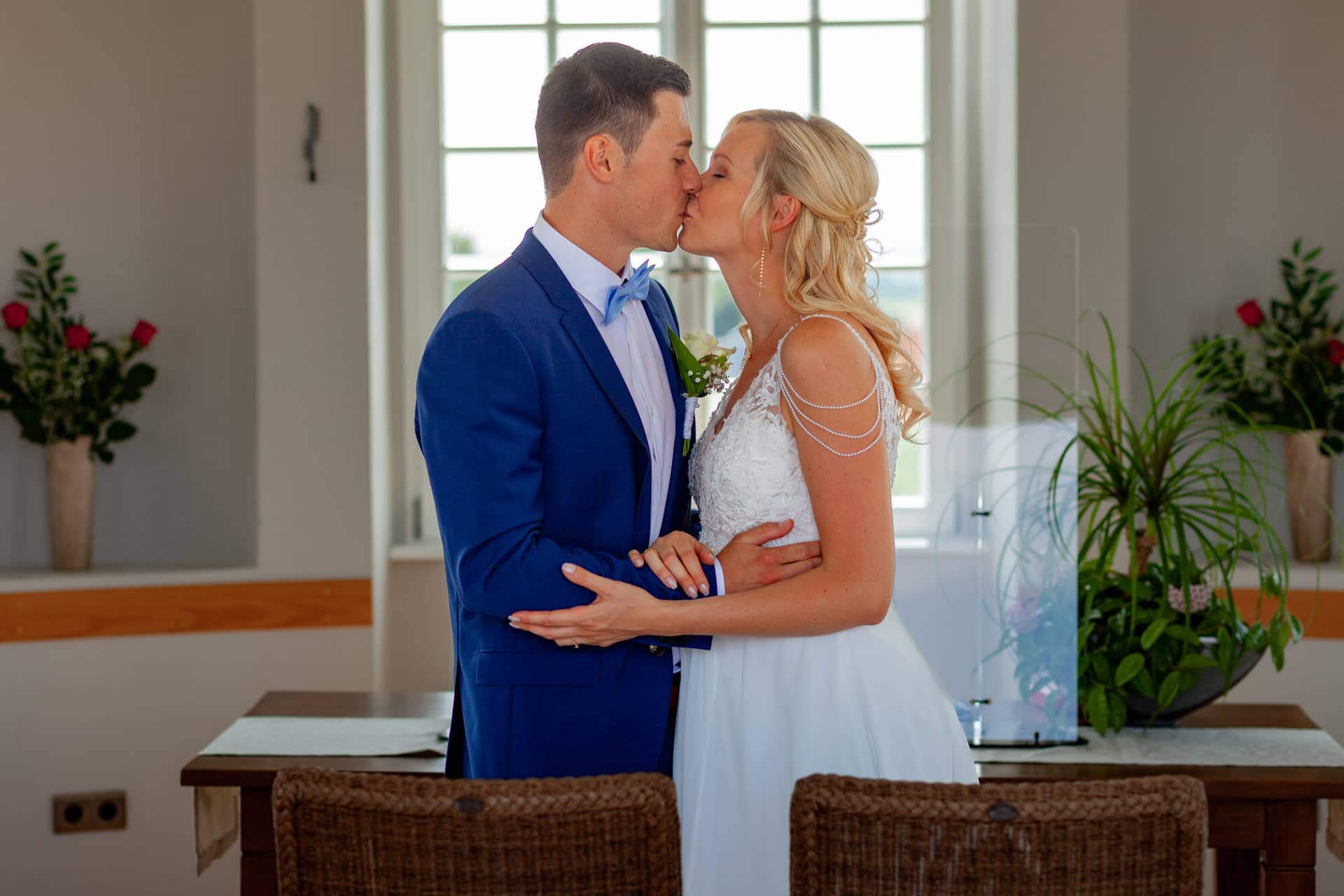 Liane Kevin Hochzeitsfotograf Schlosspavillon Kleinniedesheim Trauung 17 Hochzeitsfotograf Assistent Das Foto Zeigt Ein.DTFl 3vH Braut Liane lacht mit Bräutigam Kevin beim Ringtausch im Schlosspavillon Kleinniedesheim