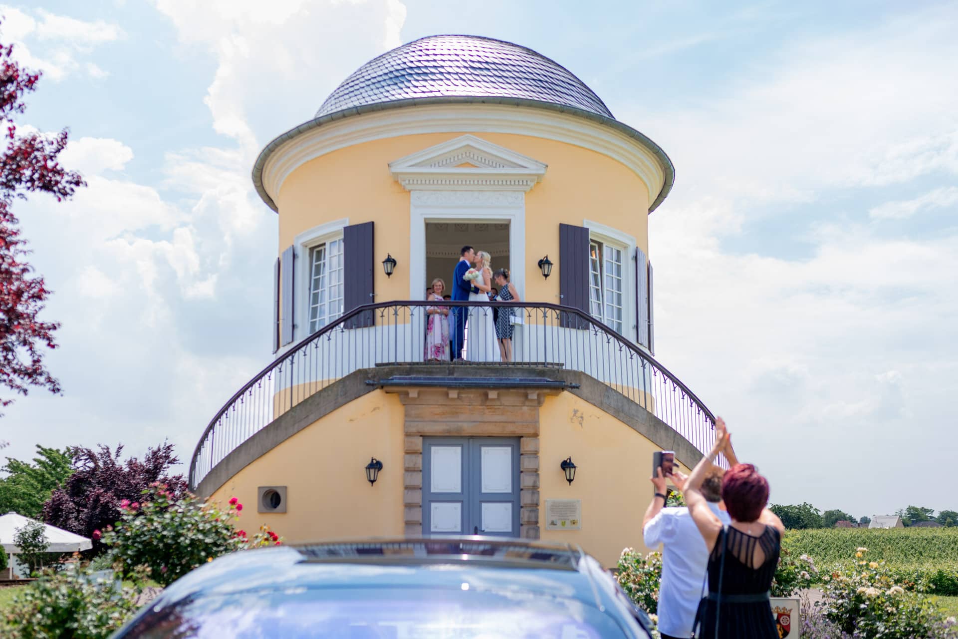 Liane Kevin Hochzeitsfotograf Schlosspavillon Kleinniedesheim Trauung 19 Hochzeitsfotograf Assistent Bei Einem Hochzeitsschluss Feiert.KoQkO7cG Brautpaar Liane und Kevin beim Glückwunsch der Hochzeitsgesellschaft vor dem Schlosspavillon