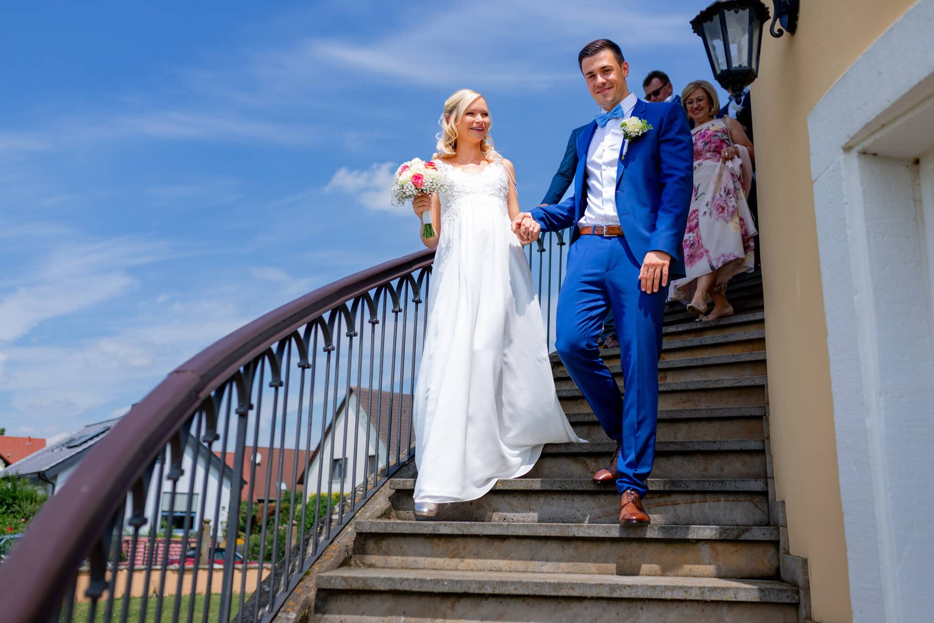 Liane Kevin Hochzeitsfotograf Schlosspavillon Kleinniedesheim Trauung 20 Hochzeitsfotograf Hochzeit Auf Einer Brueckenrampe Bride.WwG5oPf6 Liane und Kevin spazieren nach der Trauung am Schlosspavillon Kleinniedesheim