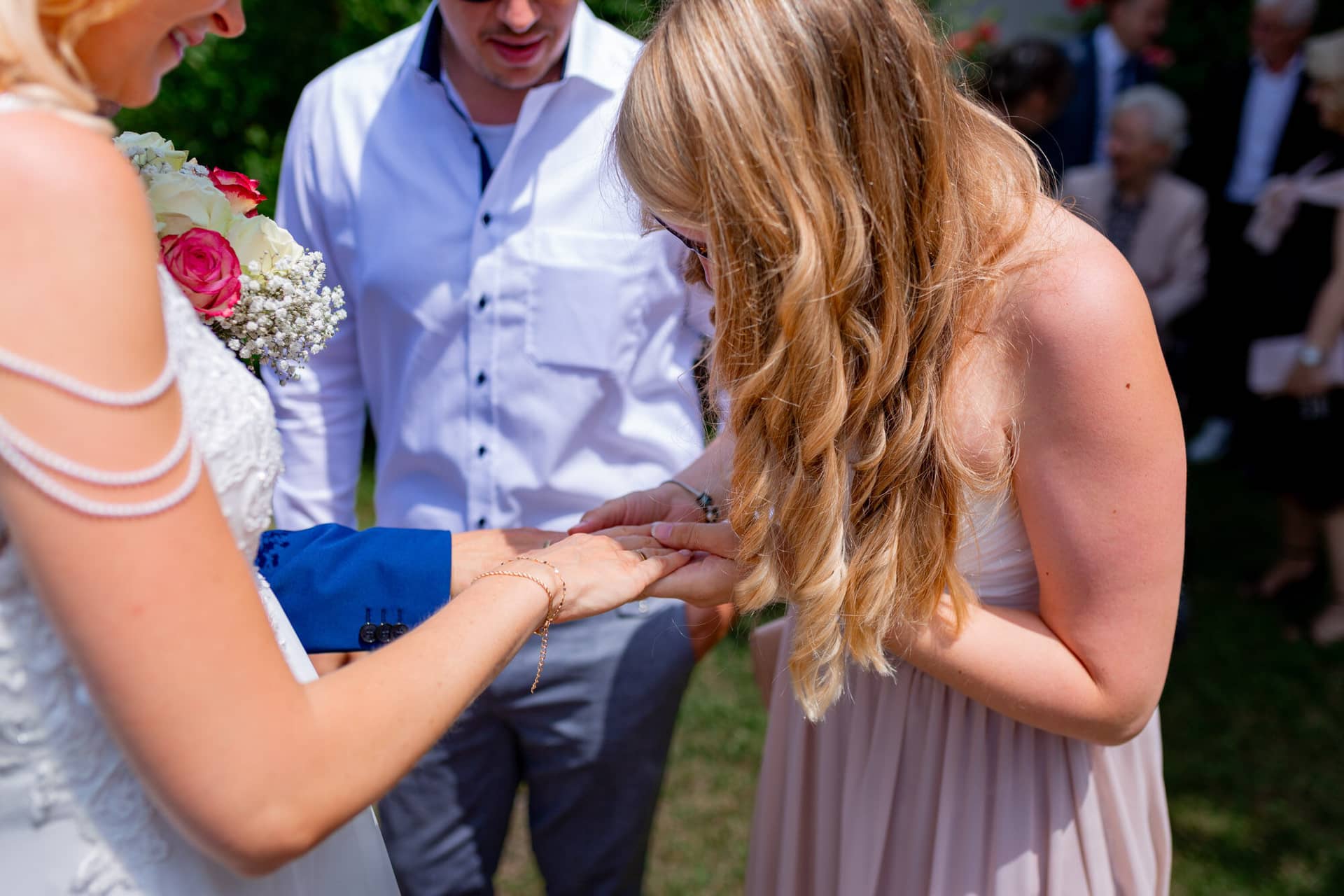 Liane Kevin Hochzeitsfotograf Schlosspavillon Kleinniedesheim Trauung 21 In Diesem Hochzeitsfoto Steht Ein Junges.D1vRnrO3 Brautpaar Liane und Kevin nach der freien Trauung im Park