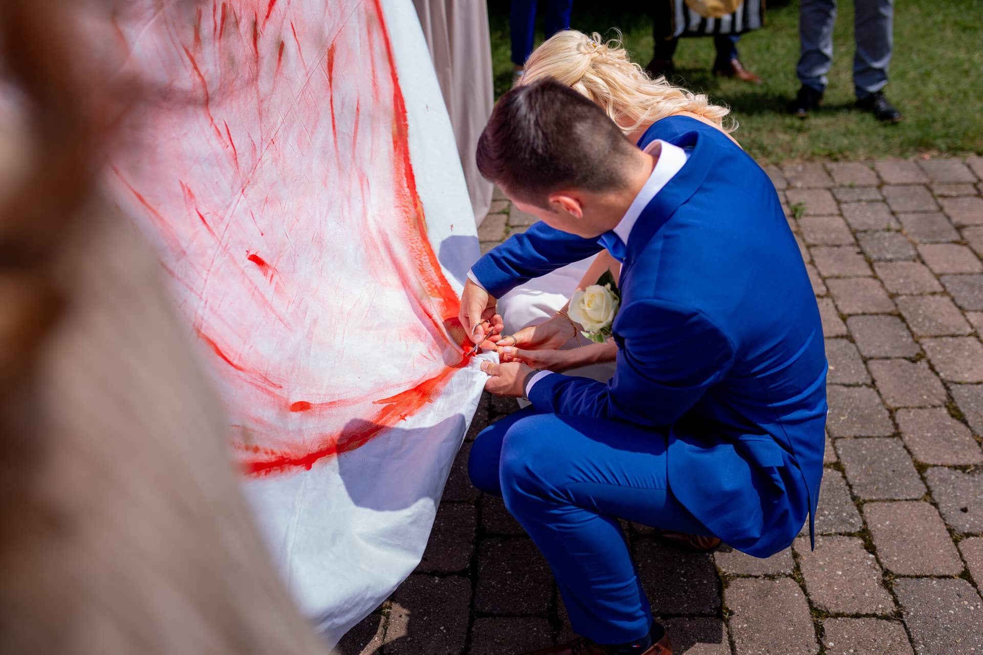 Liane Kevin Hochzeitsfotograf Schlosspavillon Kleinniedesheim Trauung 23 Ein Junger Mann Bist Auf Einem.DNnXXu8M Bräutigam Kevin bei den letzten Vorbereitungen nach der Trauung