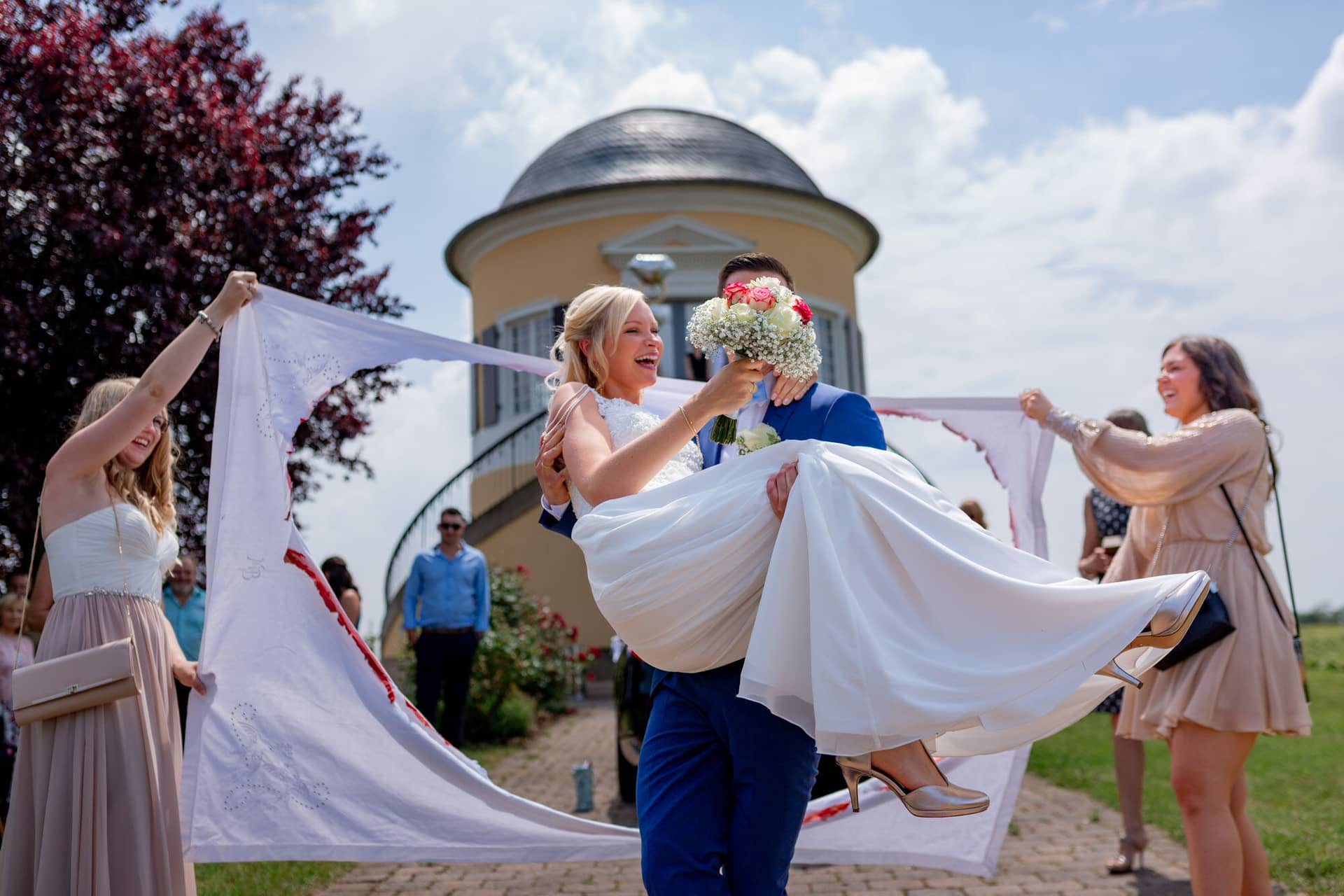 Liane Kevin Hochzeitsfotograf Schlosspavillon Kleinniedesheim Trauung 25 Hochzeitsfotograf Assistiert Bei Der Hochzeit Jochlaender.BVOCPFRq Gäste feiern mit Liane und Kevin nach der Trauung im Schlosspavillon Kleinniedesheim