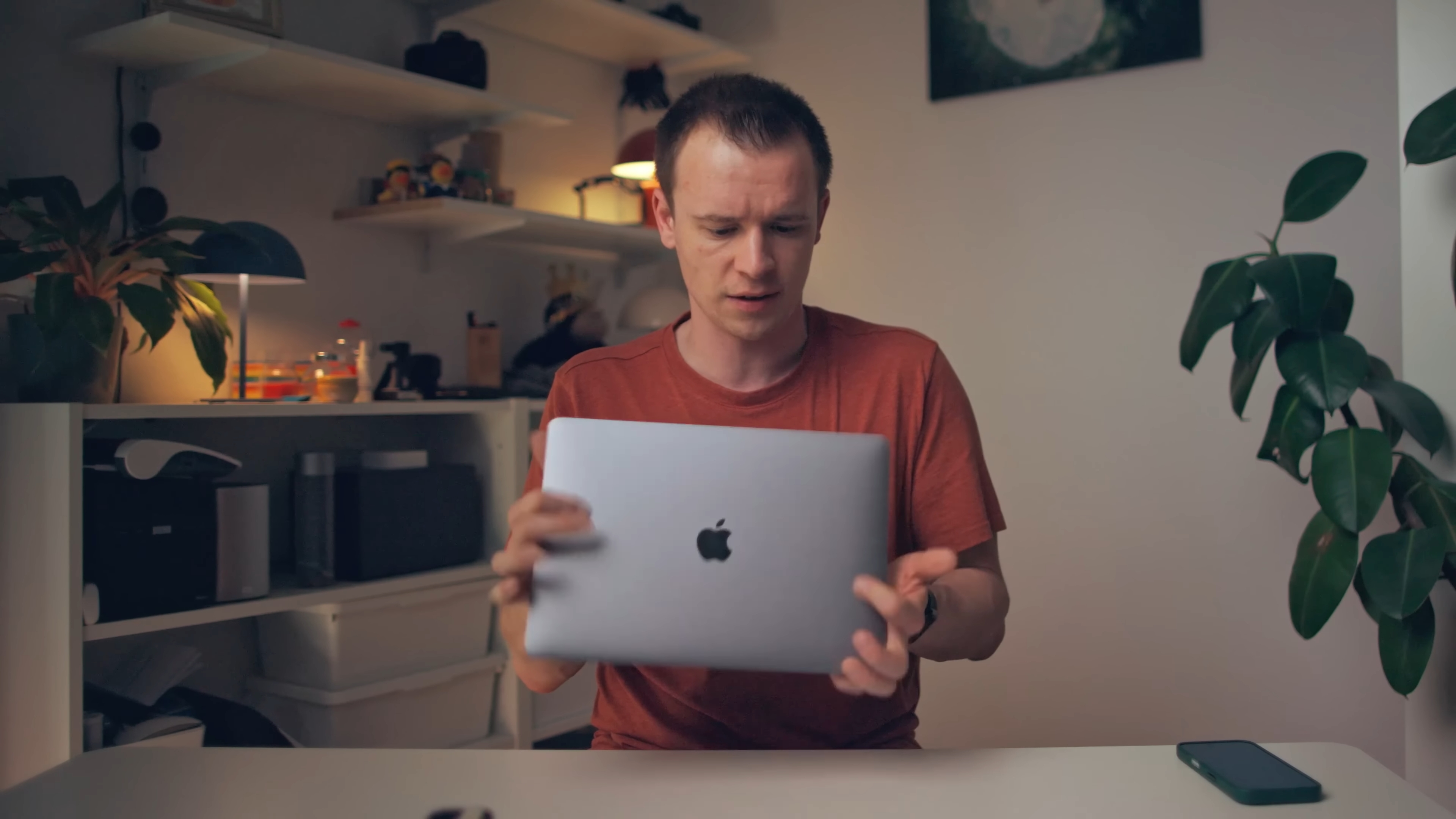 macbook_air_auf_dem_tisch