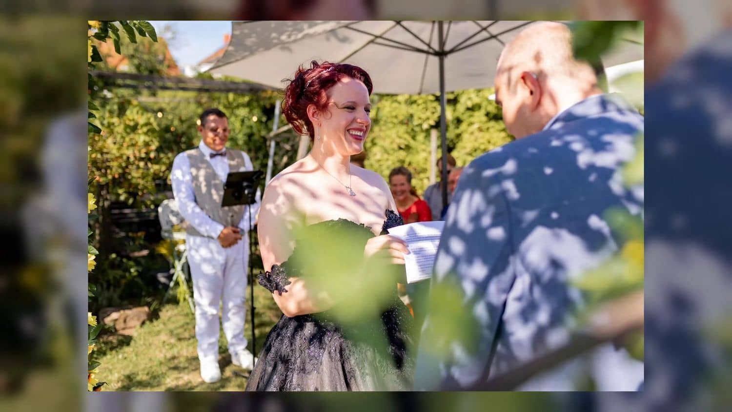 Sonnenschirme Bei Freier Trauung Als Schutz Ff53b15c 1500.CC3 SiWJ sonnenschirme_bei_freier_trauung_als_schutz-ff53b15c-1500