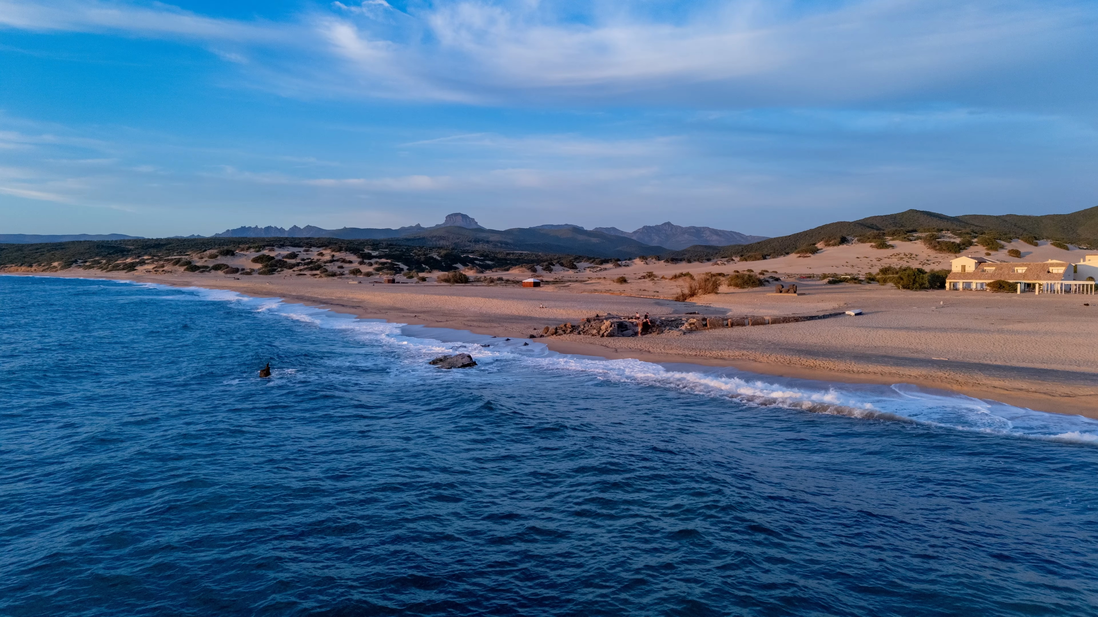 sonnenuntergang_am_meer_mit_warmem_licht