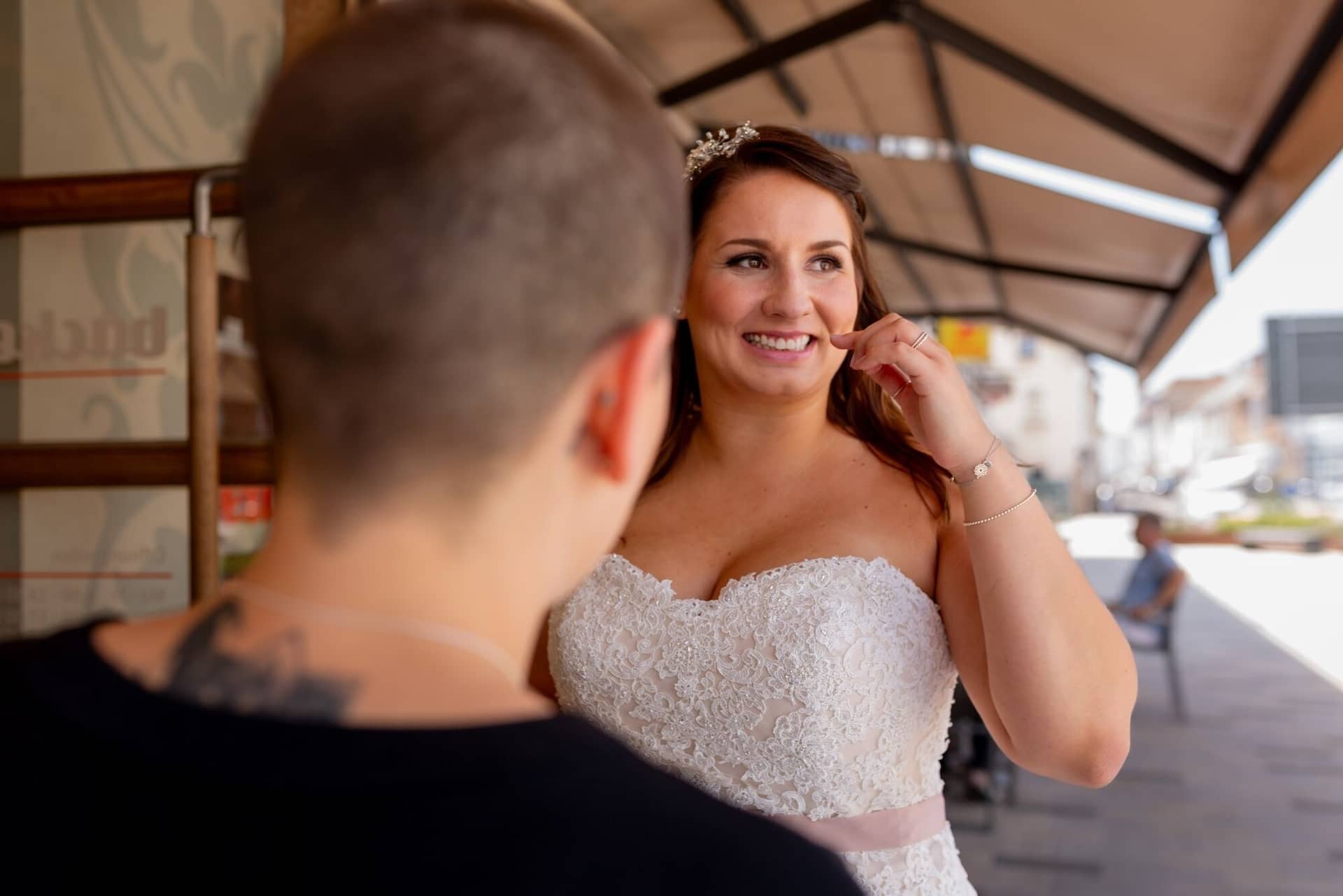 Standesamtliche Trauung Mutterstadt Altes Rathaus Bad Duerkheim Schlossgarten IMG 2617.WAu40L C Braut lächelt entspannt beim Gespräch vor dem Café Elisabeth in Mutterstadt