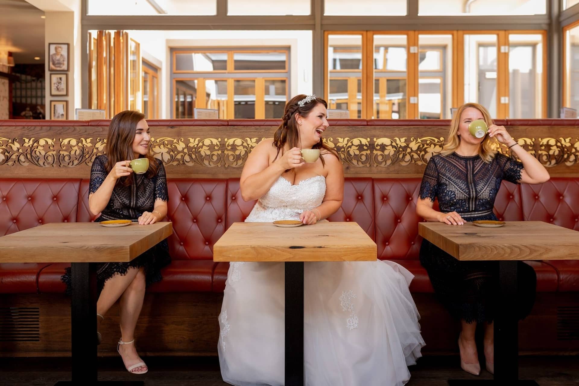 Standesamtliche Trauung Mutterstadt Altes Rathaus Bad Duerkheim Schlossgarten IMG 2632.H6Ia4ZoP Braut sitzt mit Brautjungfern am runden Tisch beim Kaffee im Café Elisabeth Mutterstadt