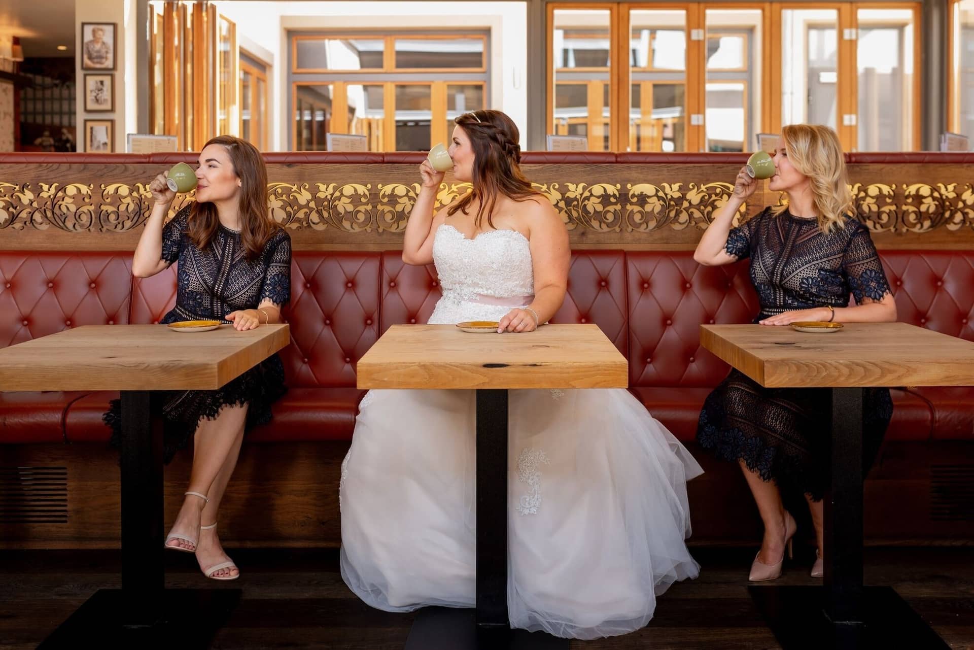 Standesamtliche Trauung Mutterstadt Altes Rathaus Bad Duerkheim Schlossgarten IMG 2657.XgRg Rv0 Braut und Brautjungfern trinken gemeinsam im Café Elisabeth Mutterstadt vor der standesamtlichen Trauung