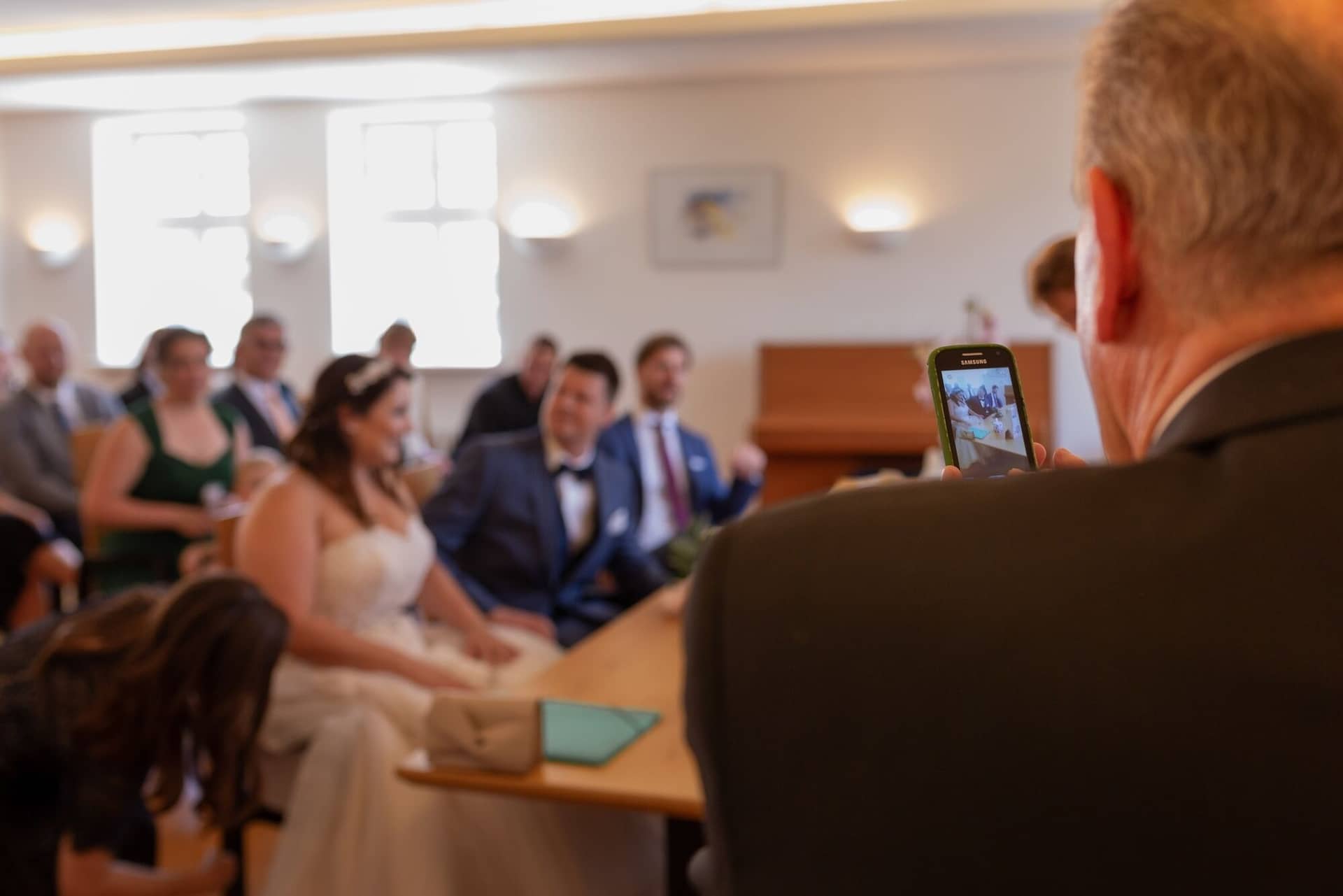 Standesamtliche Trauung Mutterstadt Altes Rathaus Bad Duerkheim Schlossgarten IMG 2785.Z1j02Dun Gast fotografiert Braut und Bräutigam bei der standesamtlichen Trauung im Rathaus Mutterstadt