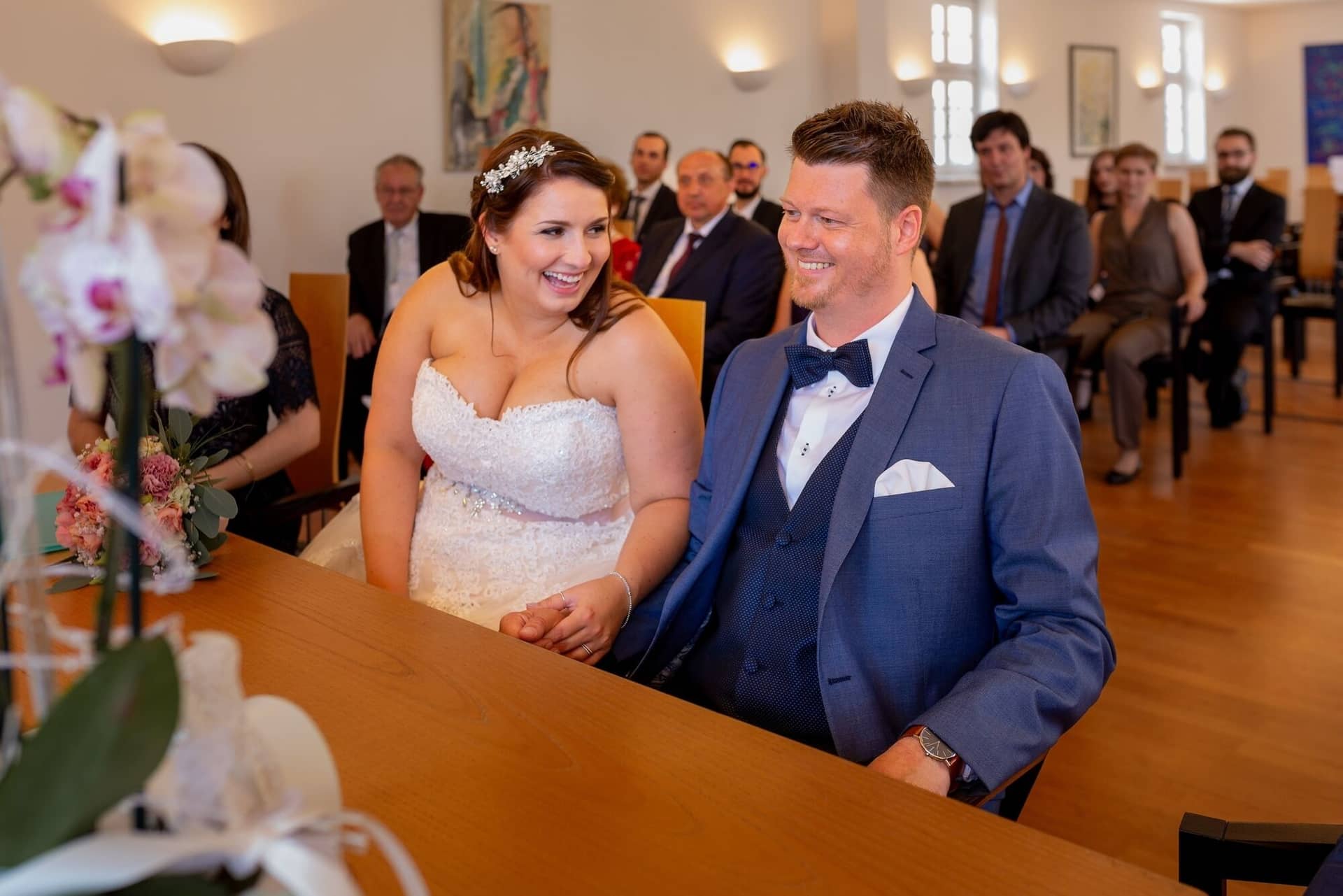 Standesamtliche Trauung Mutterstadt Altes Rathaus Bad Duerkheim Schlossgarten IMG 2948.CRga6h1J Brautpaar lächelt glücklich bei der standesamtlichen Trauung im Historischen Rathaus Mutterstadt