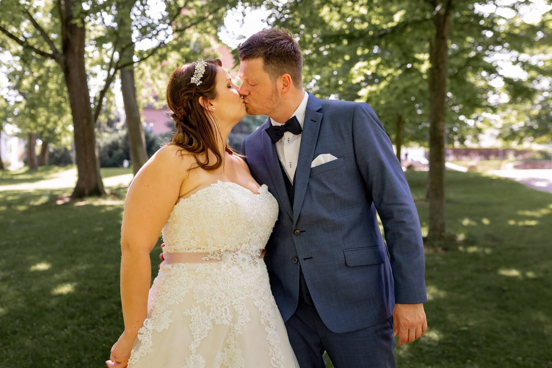 Standesamtliche Trauung Mutterstadt Altes Rathaus Bad Duerkheim Schlossgarten IMG 3404.Bf5wkTmg Brautpaar küsst sich im Grünen des Kurparks Bad Dürkheim, Braut im weißen Kleid