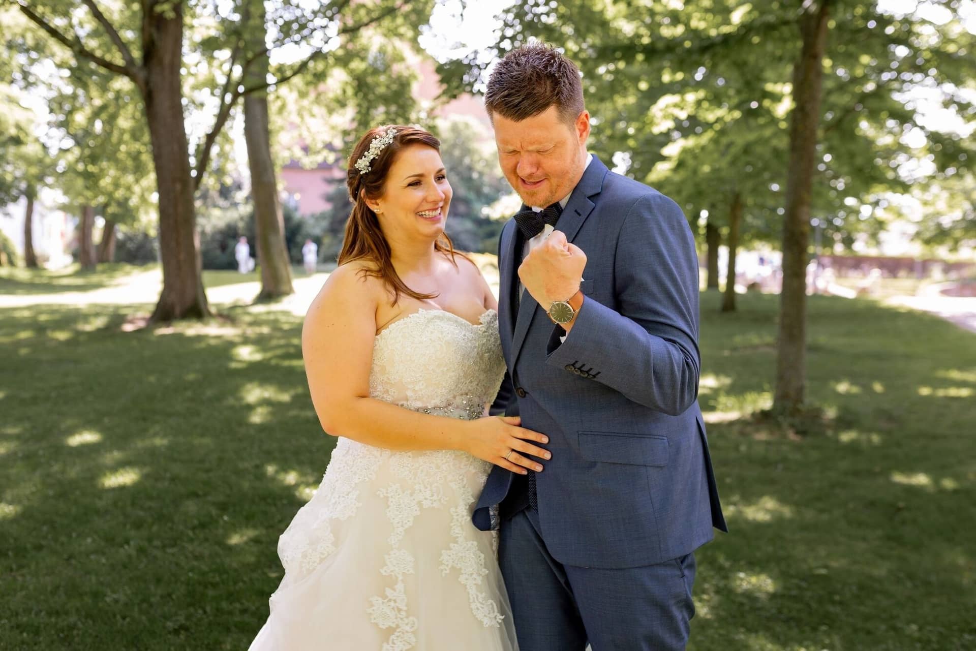 Standesamtliche Trauung Mutterstadt Altes Rathaus Bad Duerkheim Schlossgarten IMG 3444.AeoGXiRD Brautpaar lacht und umarmt sich strahlend im goldenen Sonnenlicht des Kurparks Bad Dürkheim