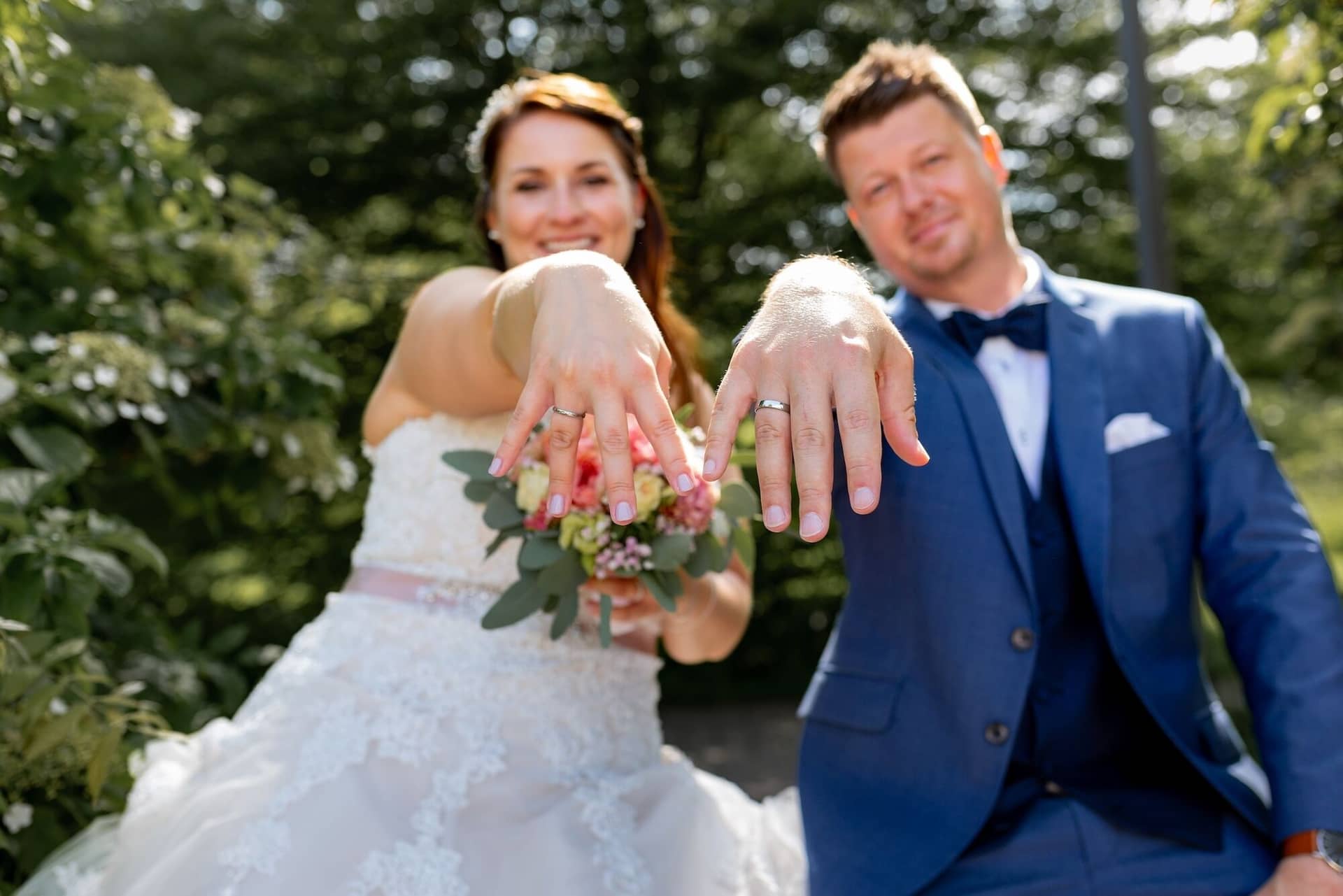 Standesamtliche Trauung Mutterstadt Altes Rathaus Bad Duerkheim Schlossgarten IMG 3670.BCyZz2F4 Brautpaar zeigt strahlend ihre goldenen Eheringe im Kurpark Bad Dürkheim
