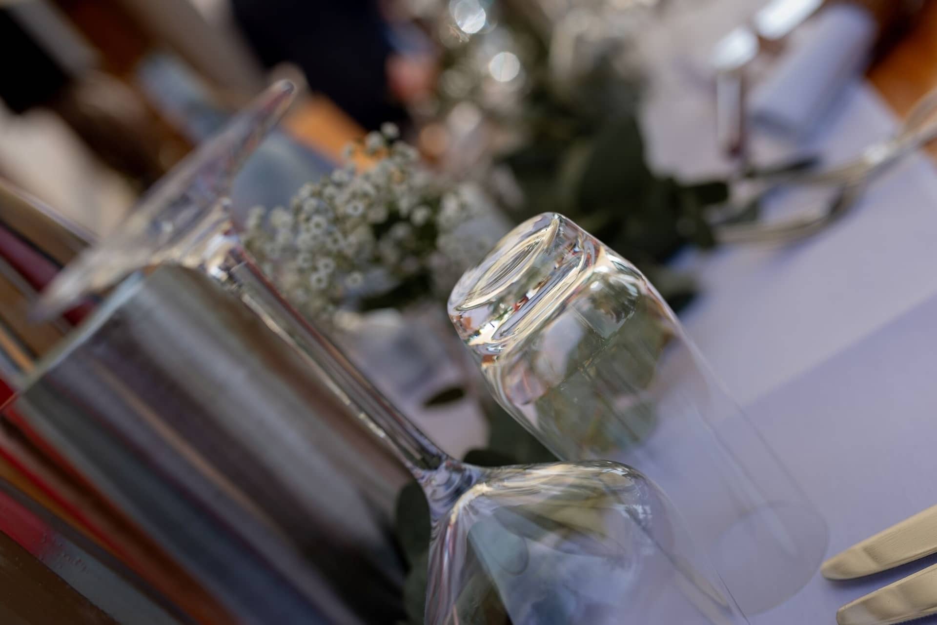 Standesamtliche Trauung Mutterstadt Altes Rathaus Bad Duerkheim Schlossgarten IMG 4081.DKUwhdb Menükarte im Schieferglas mit Blumenkranz bei der Hochzeitsfeier