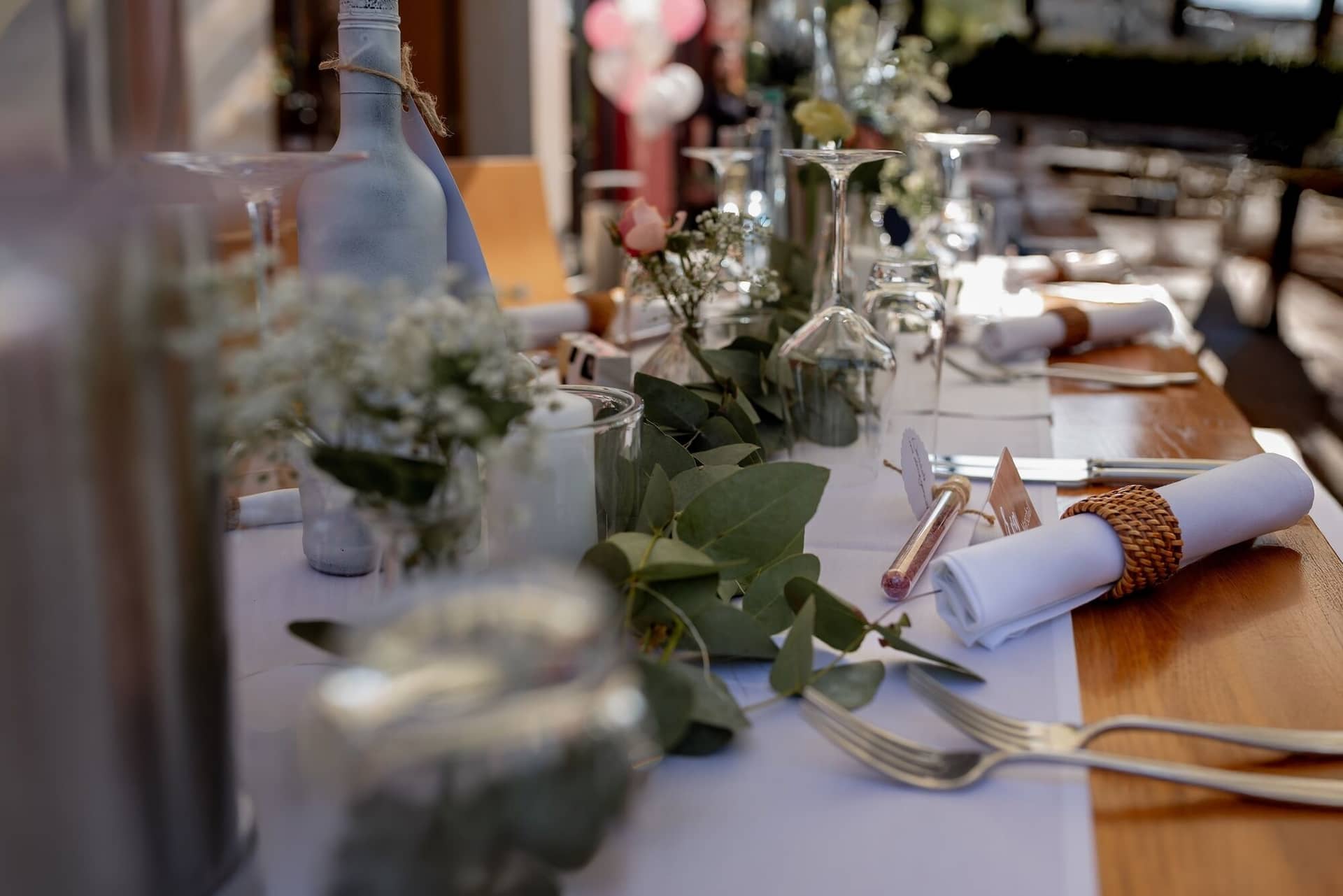 Standesamtliche Trauung Mutterstadt Altes Rathaus Bad Duerkheim Schlossgarten IMG 4087.DlNUn7iW Festlich gedeckter Tisch mit Blumen und Gläsern, Gäste und pinke Luftballons im Hintergrund