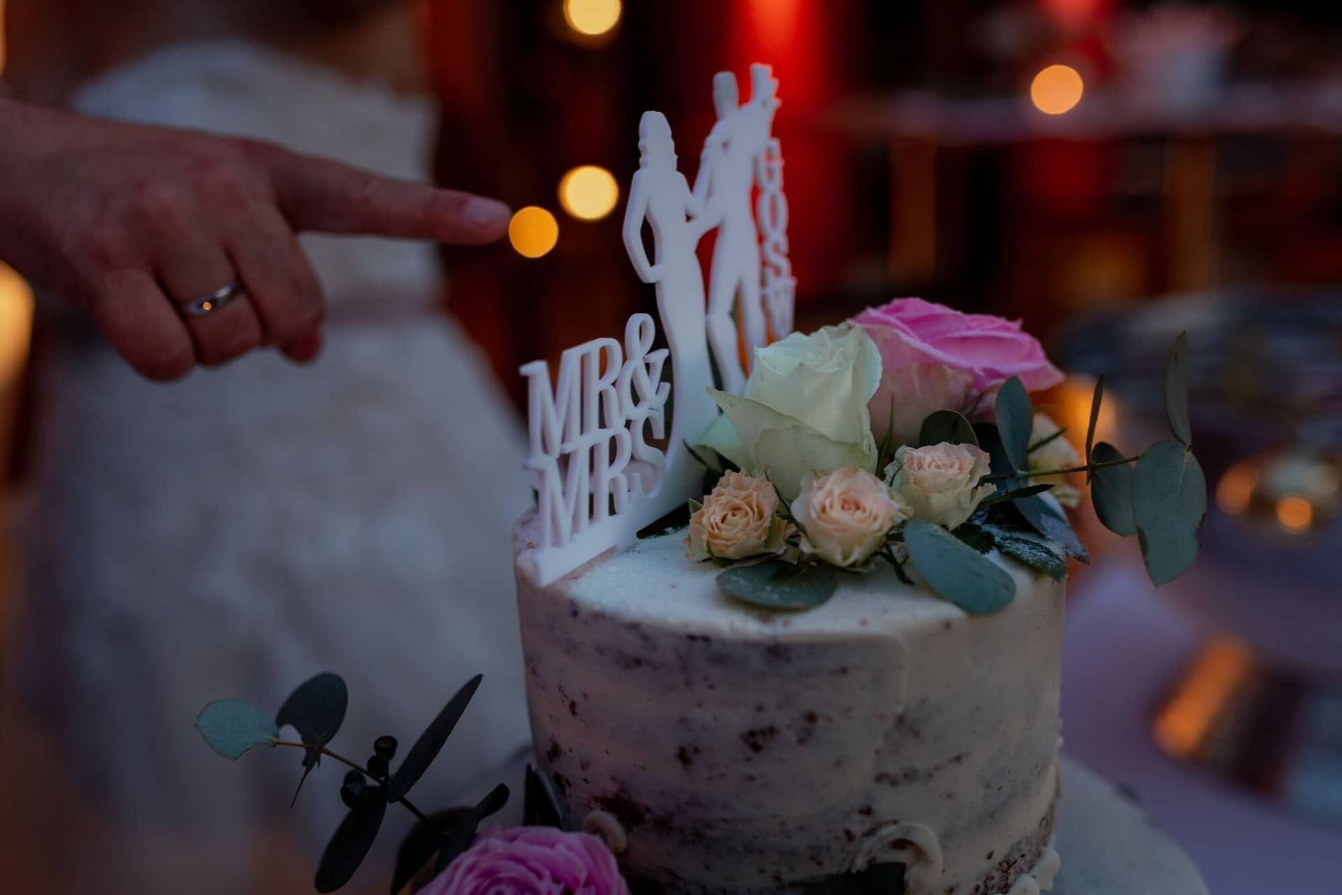 Standesamtliche Trauung Mutterstadt Altes Rathaus Bad Duerkheim Schlossgarten IMG 4620.DVUessNf Hochzeitstorte mit "Mr. & Mrs." Aufschrift, Brautpaar zeigt stolz darauf